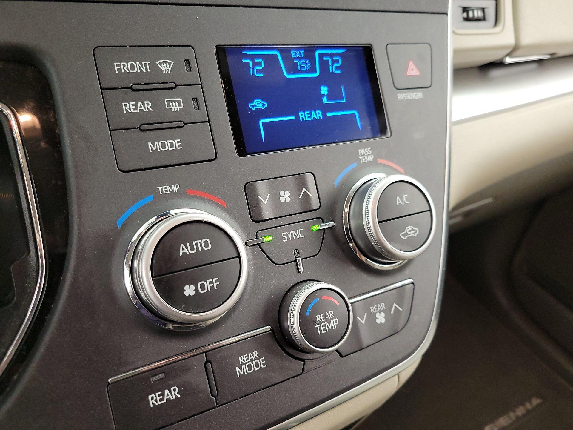Thumbnail: 2018 Toyota Sienna - 16