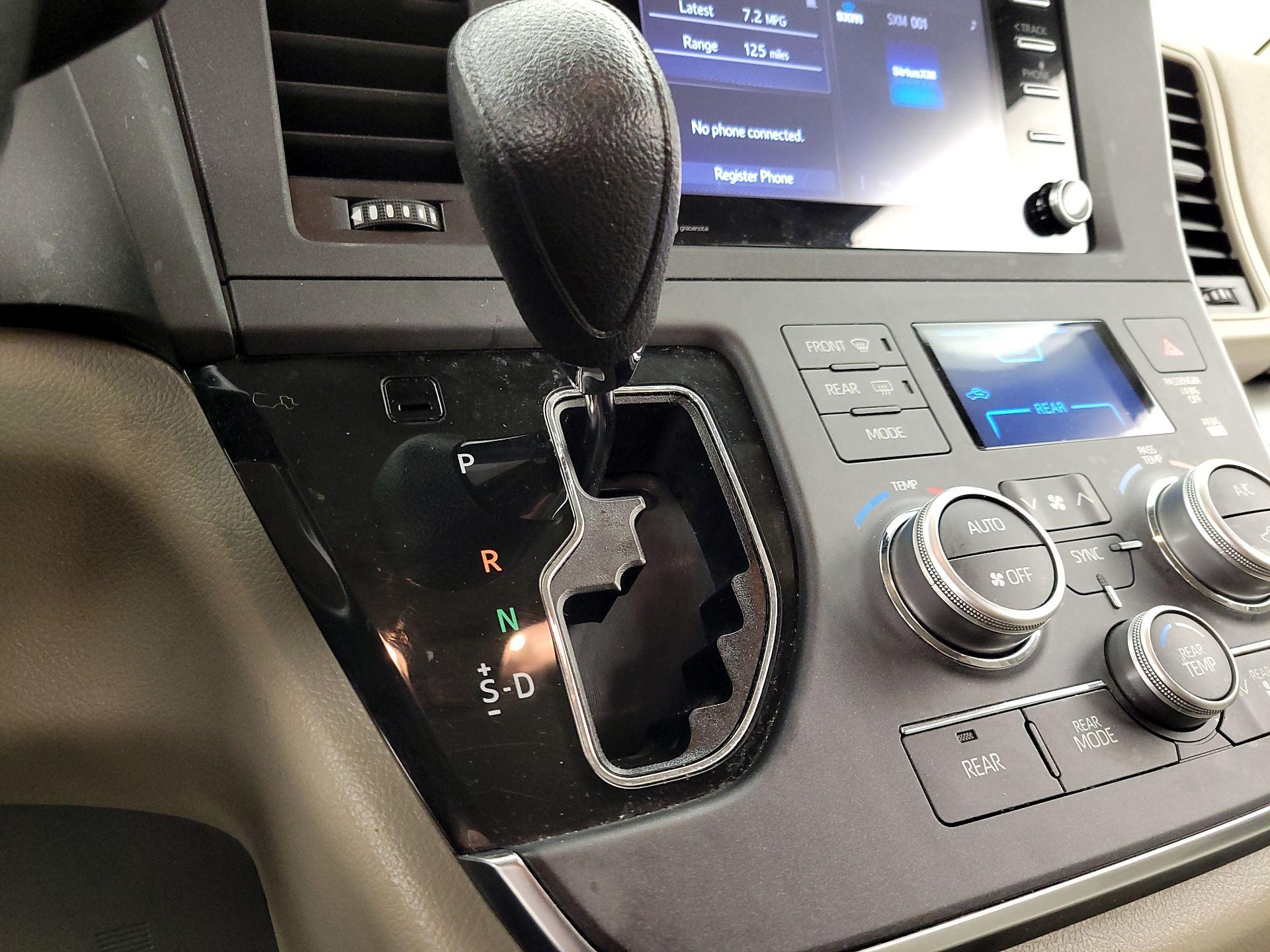 Thumbnail: 2018 Toyota Sienna - 17
