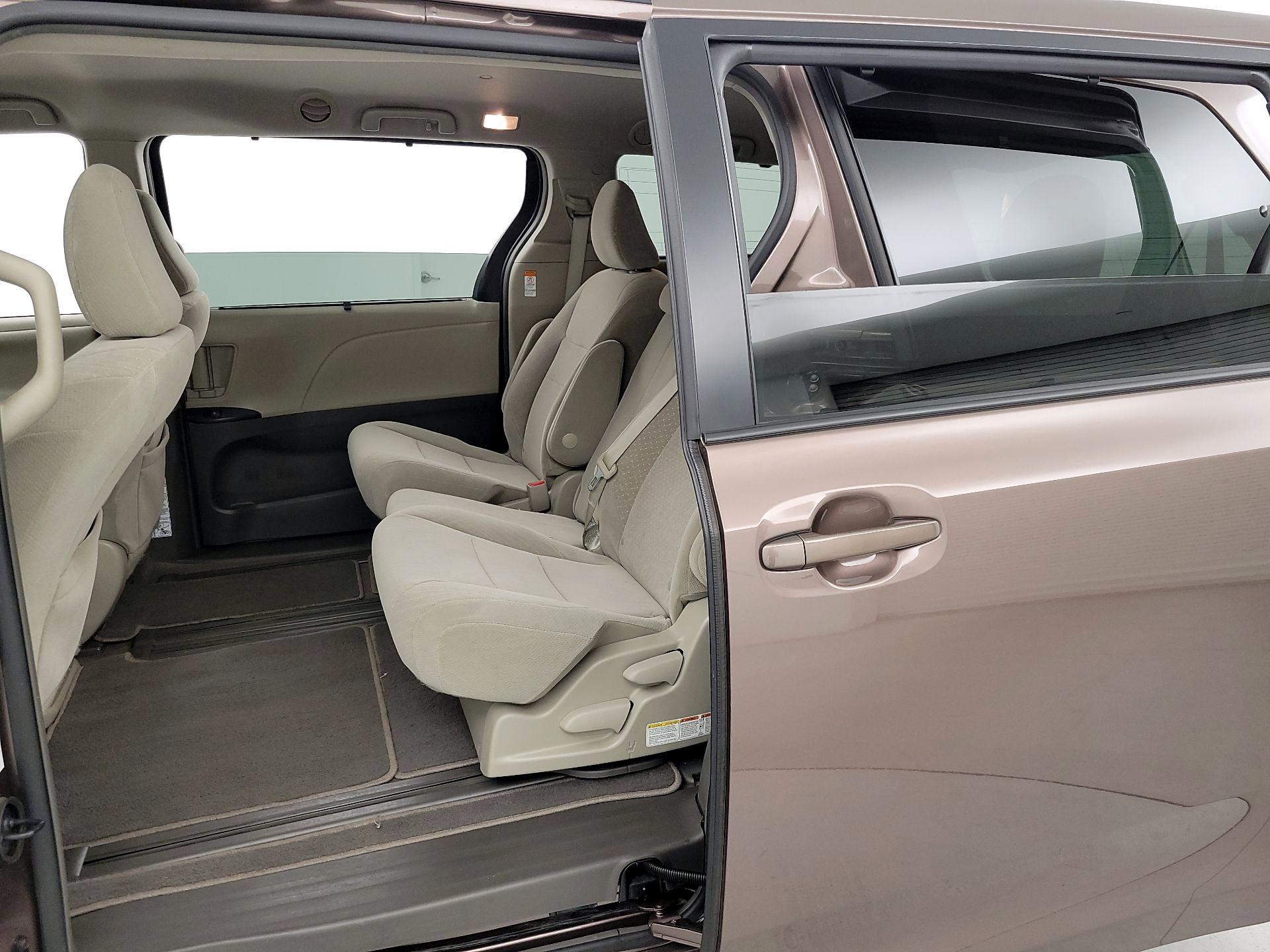 Thumbnail: 2018 Toyota Sienna - 19