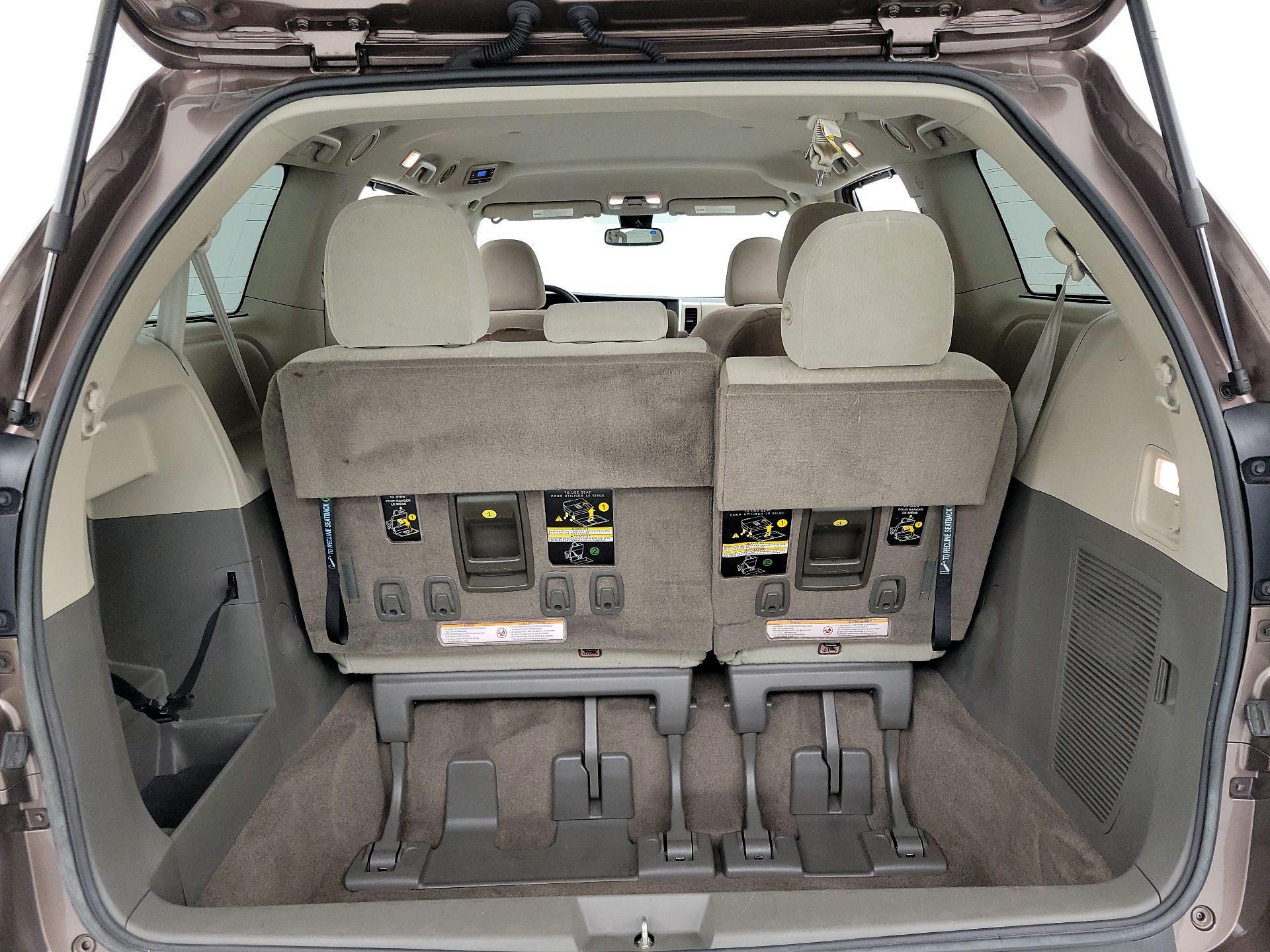 Thumbnail: 2018 Toyota Sienna - 20