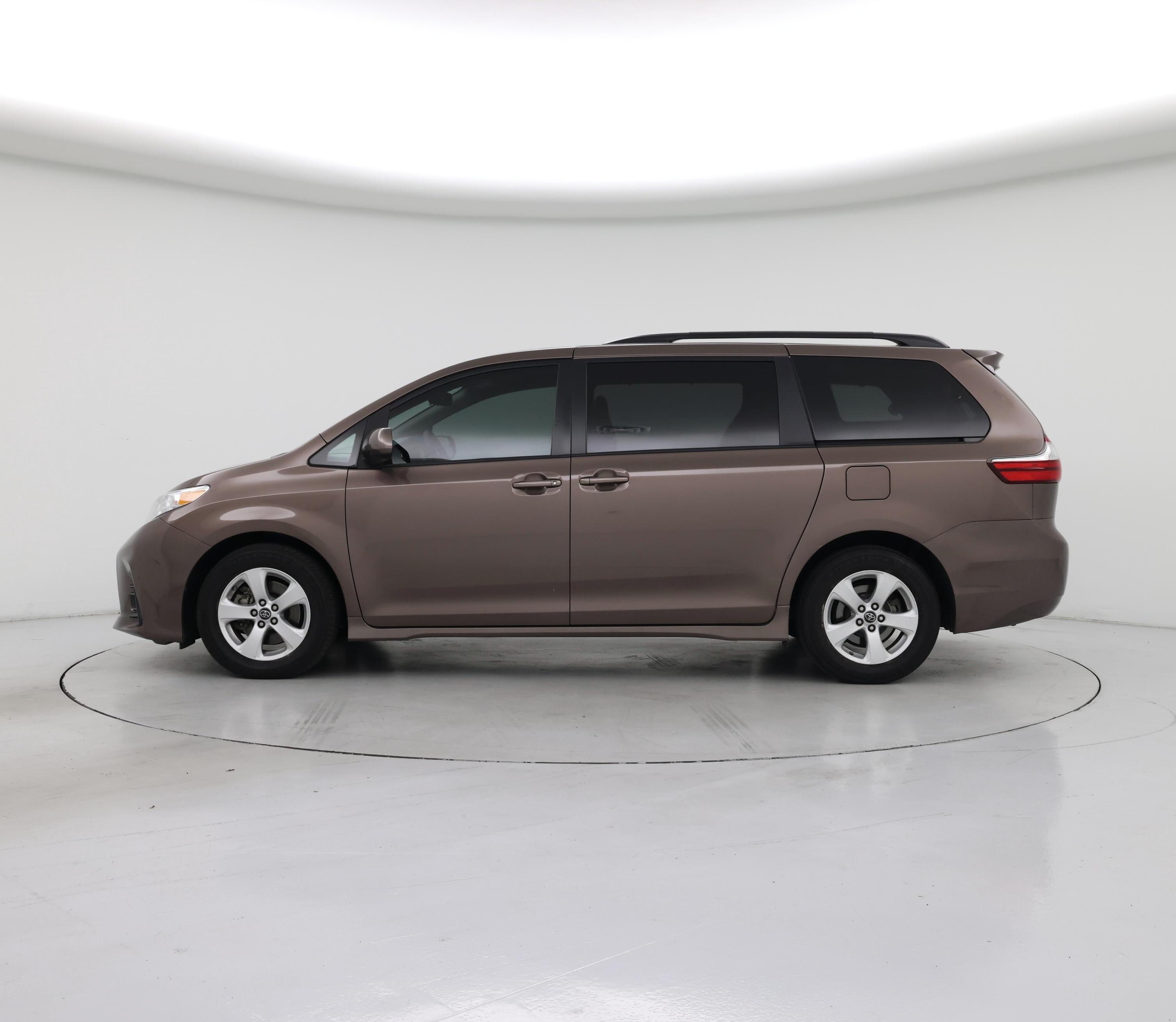 Thumbnail: 2018 Toyota Sienna - 3