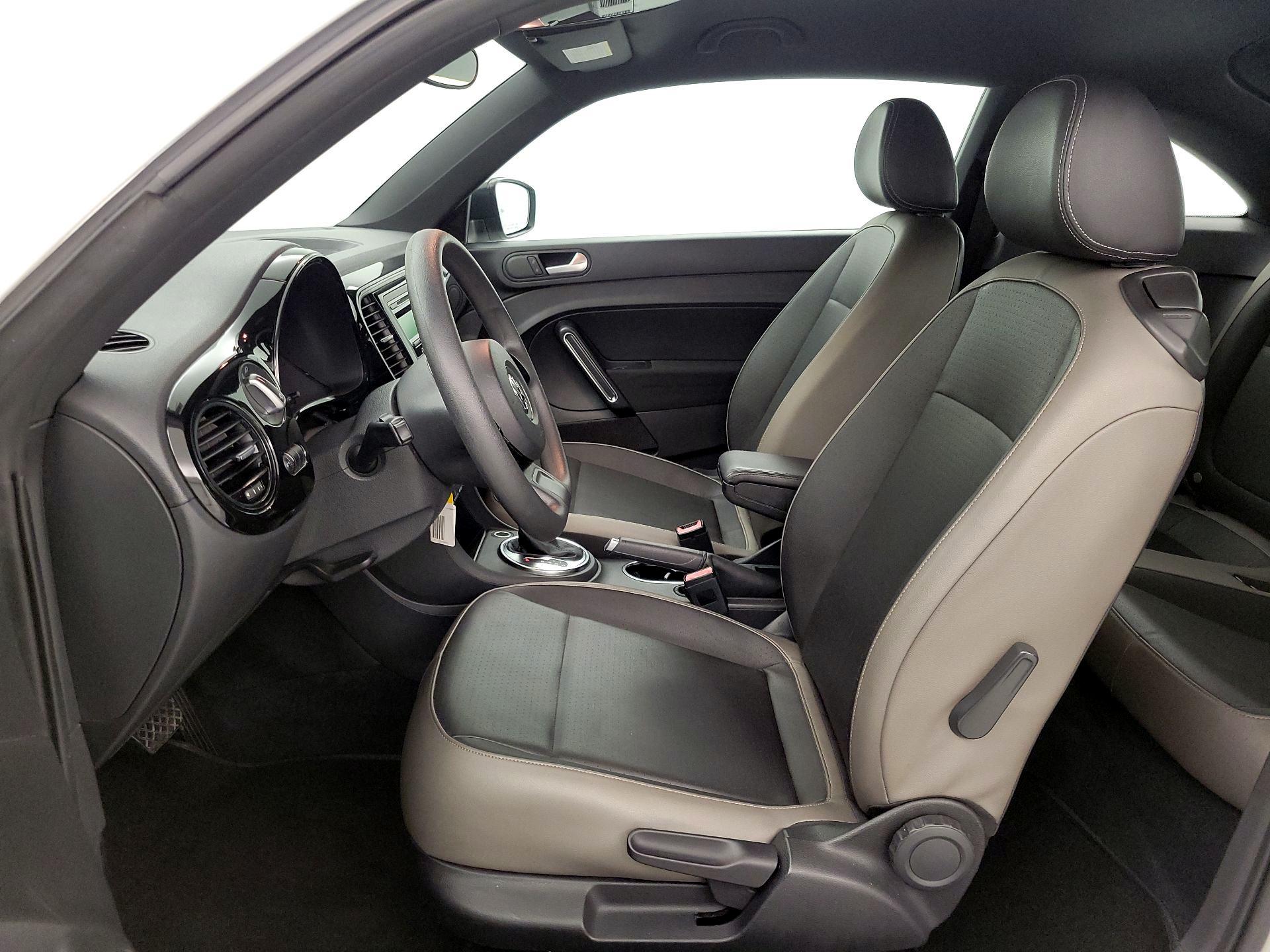 Thumbnail: 2015 Volkswagen Beetle - 11