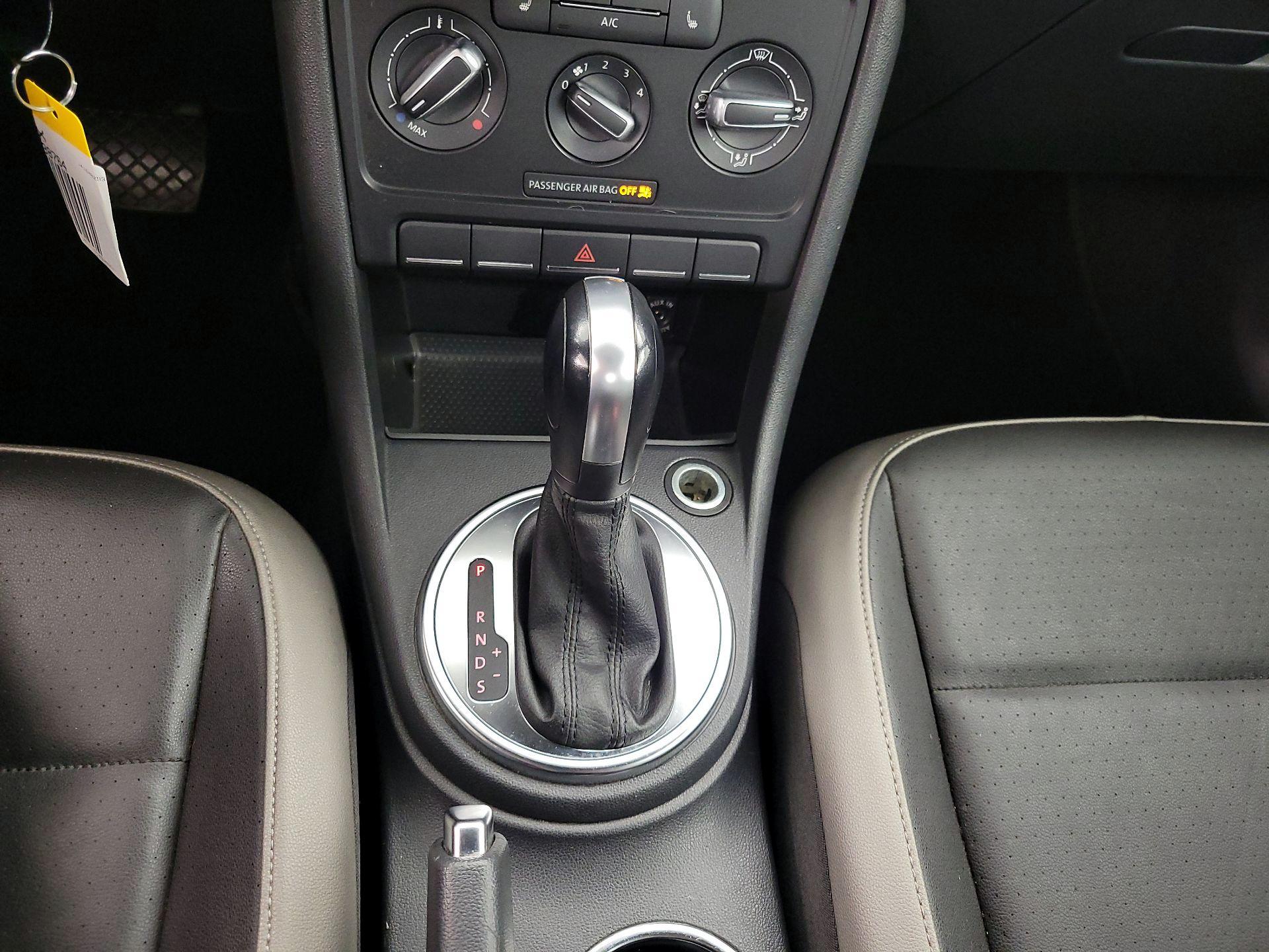 Thumbnail: 2015 Volkswagen Beetle - 16