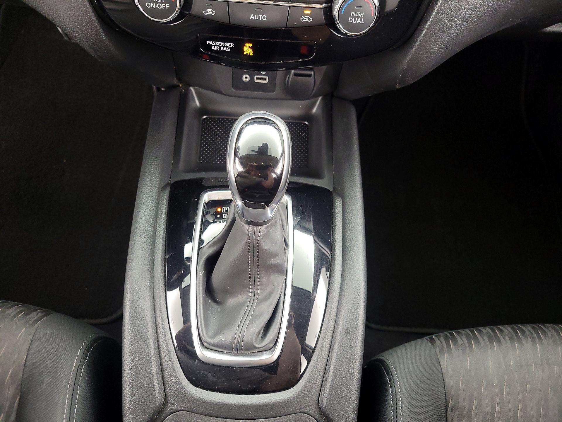 Thumbnail: 2019 Nissan Rogue - 17