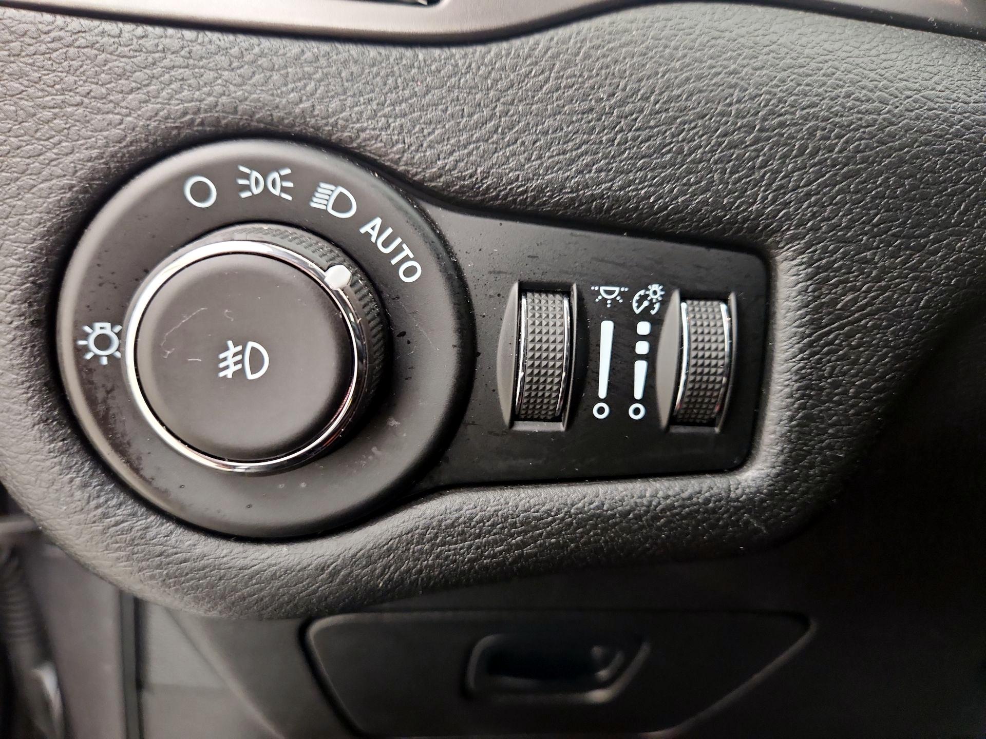 Thumbnail: 2021 Jeep Cherokee - 13