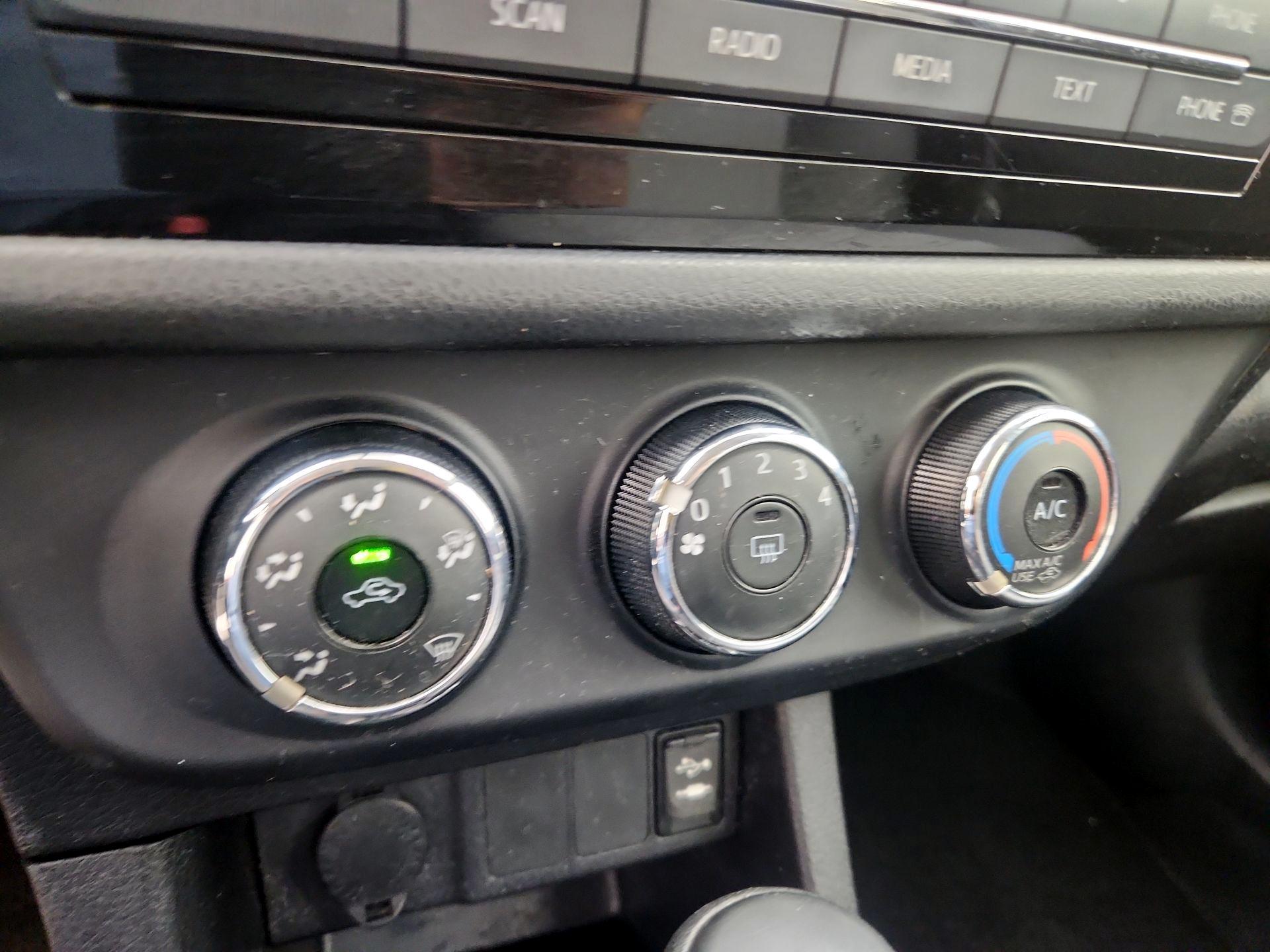 Thumbnail: 2014 Toyota Corolla - 15