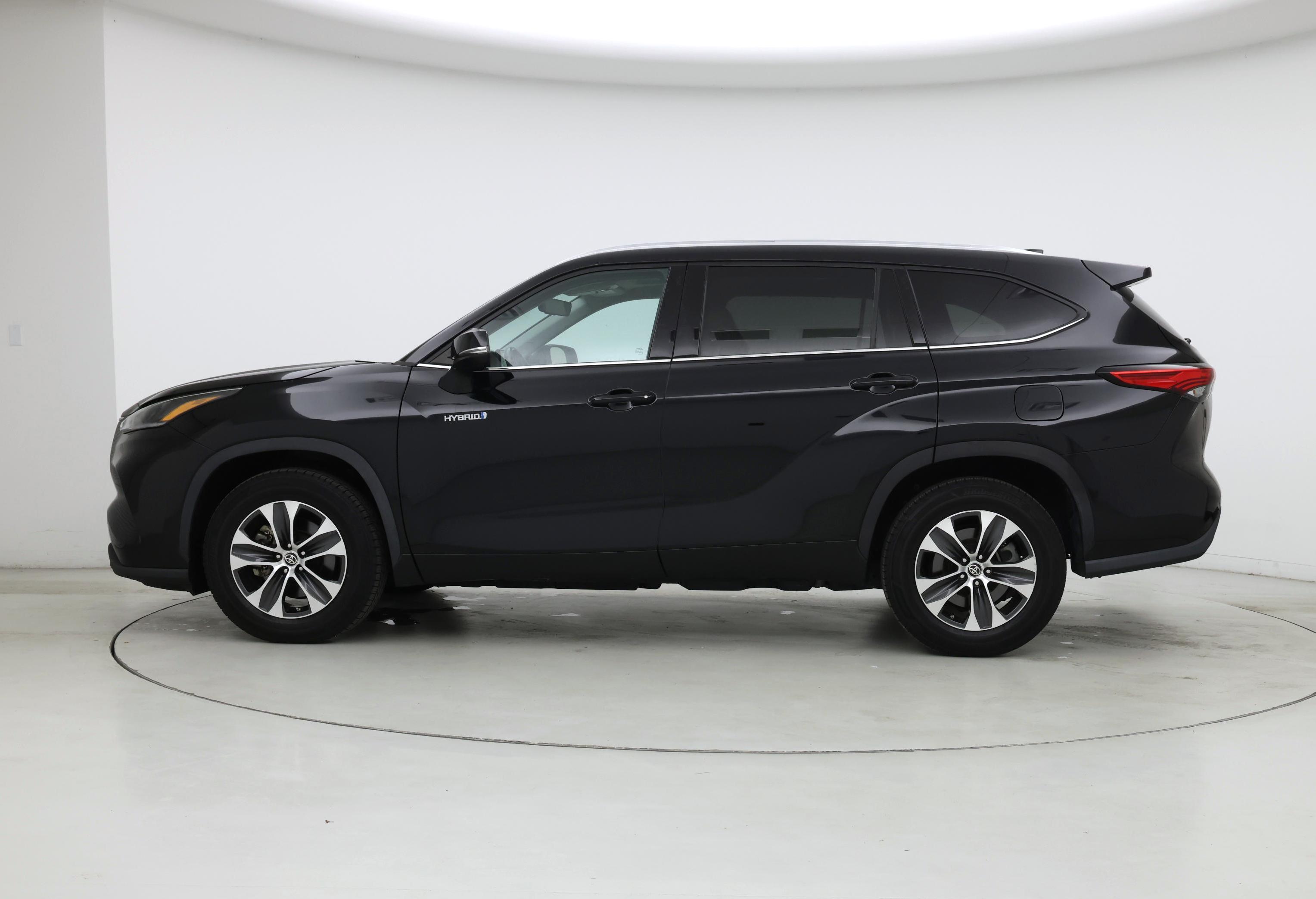 Thumbnail: 2021 Toyota Highlander - 3