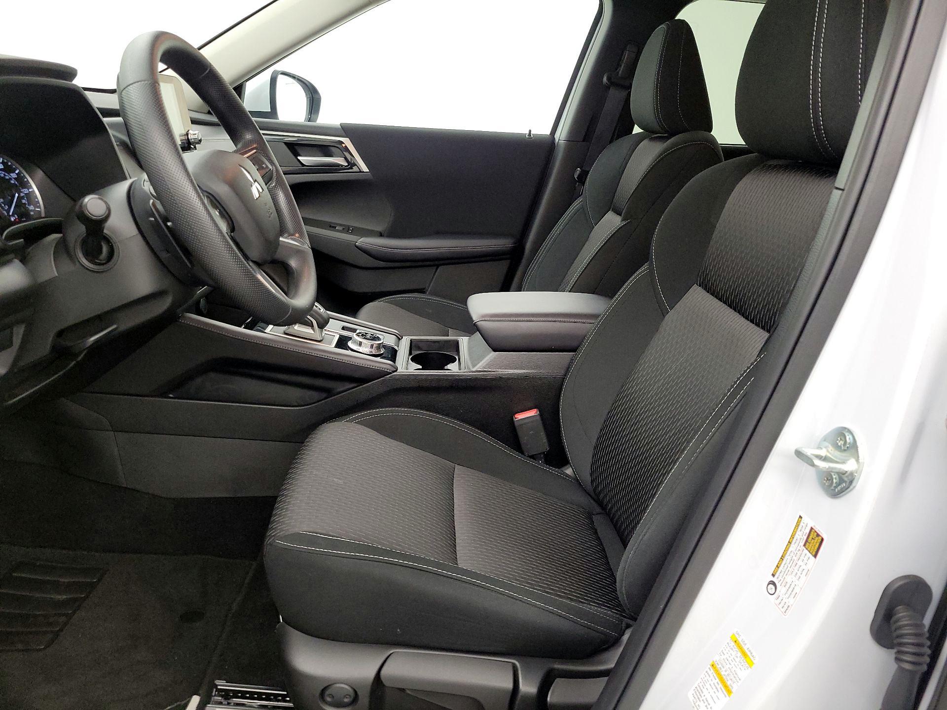 Thumbnail: 2024 Mitsubishi Outlander - 11