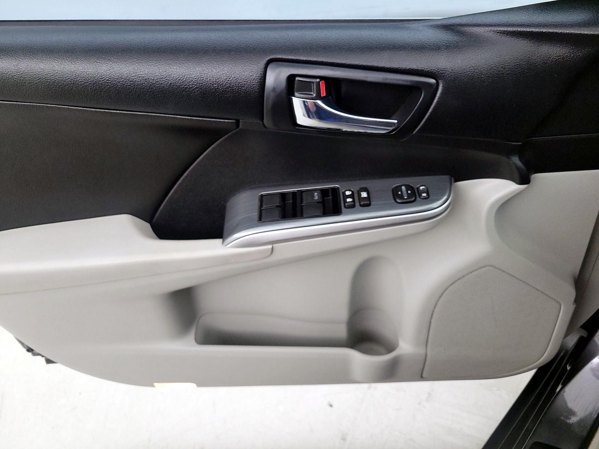 Thumbnail: 2013 Toyota Camry - 12