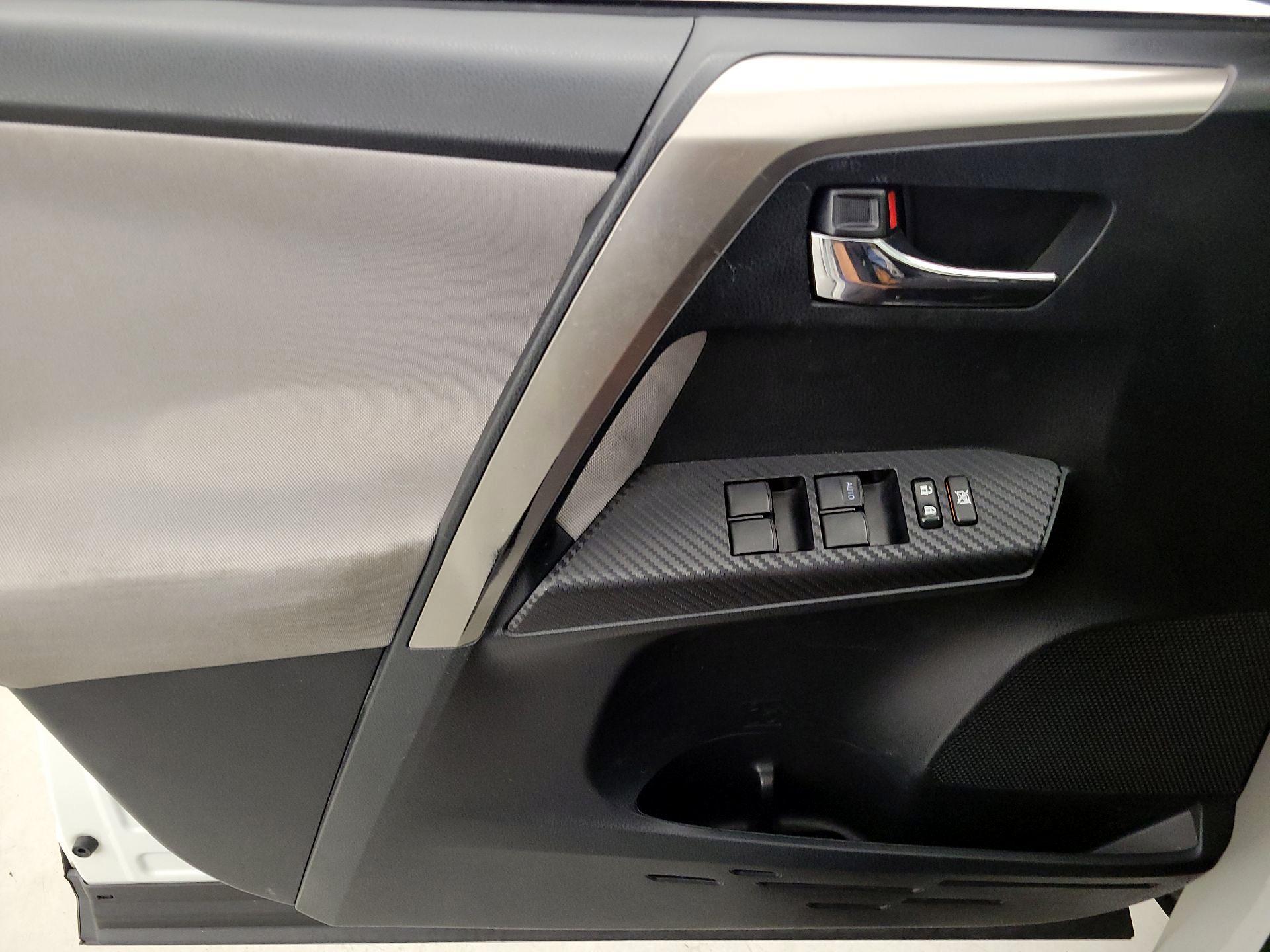 Thumbnail: 2015 Toyota RAV4 - 12