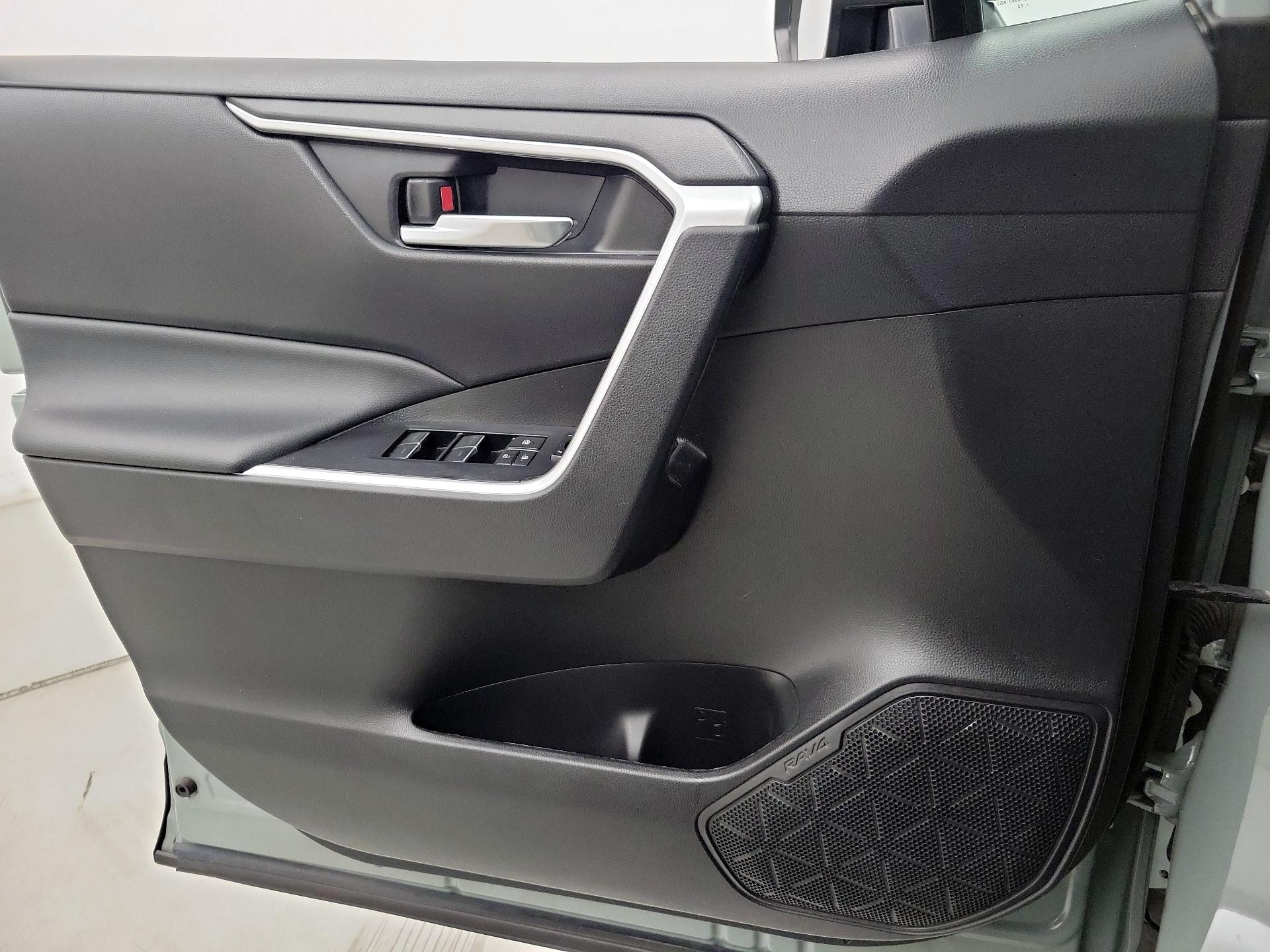 Thumbnail: 2022 Toyota RAV4 - 12