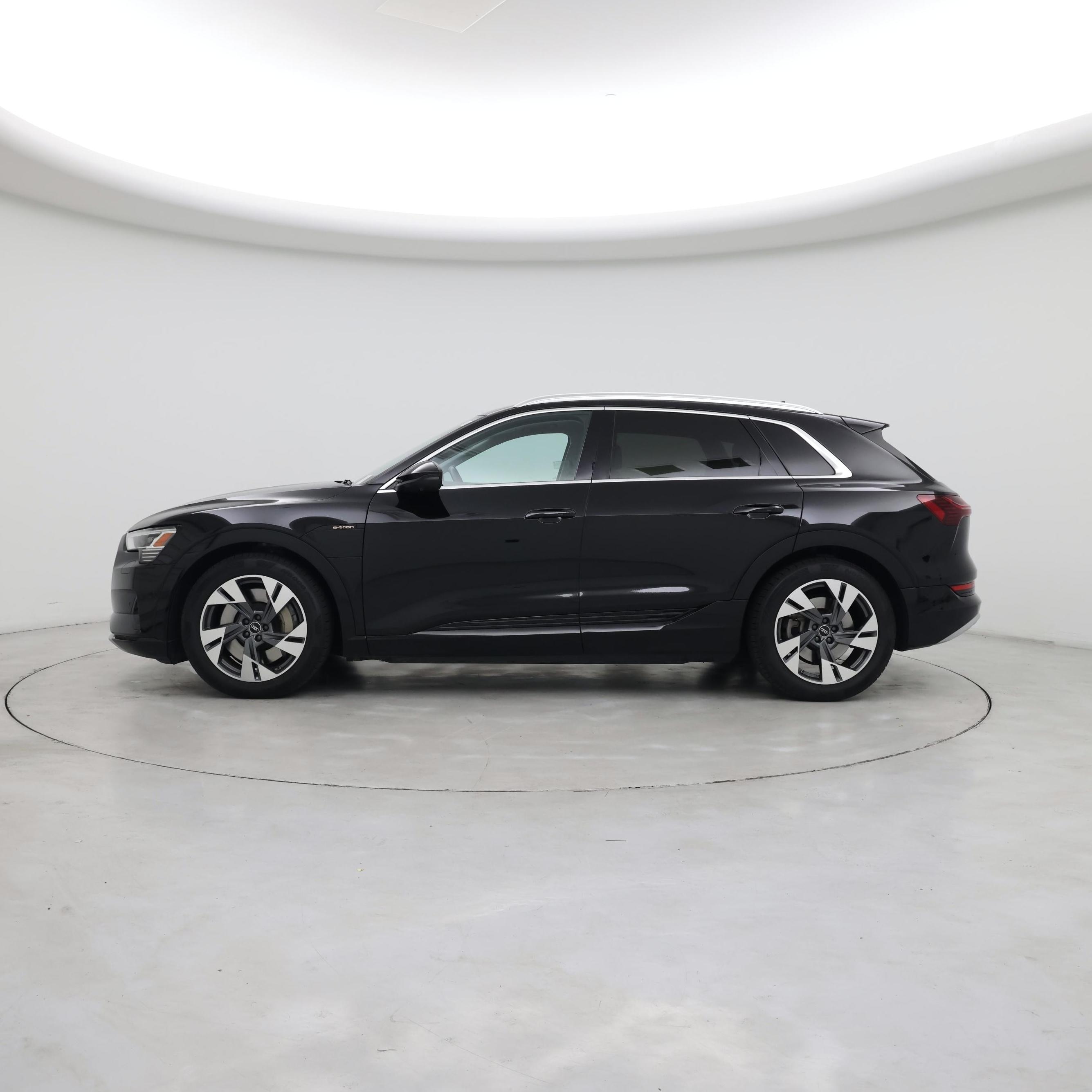 Thumbnail: 2022 Audi e-tron - 3