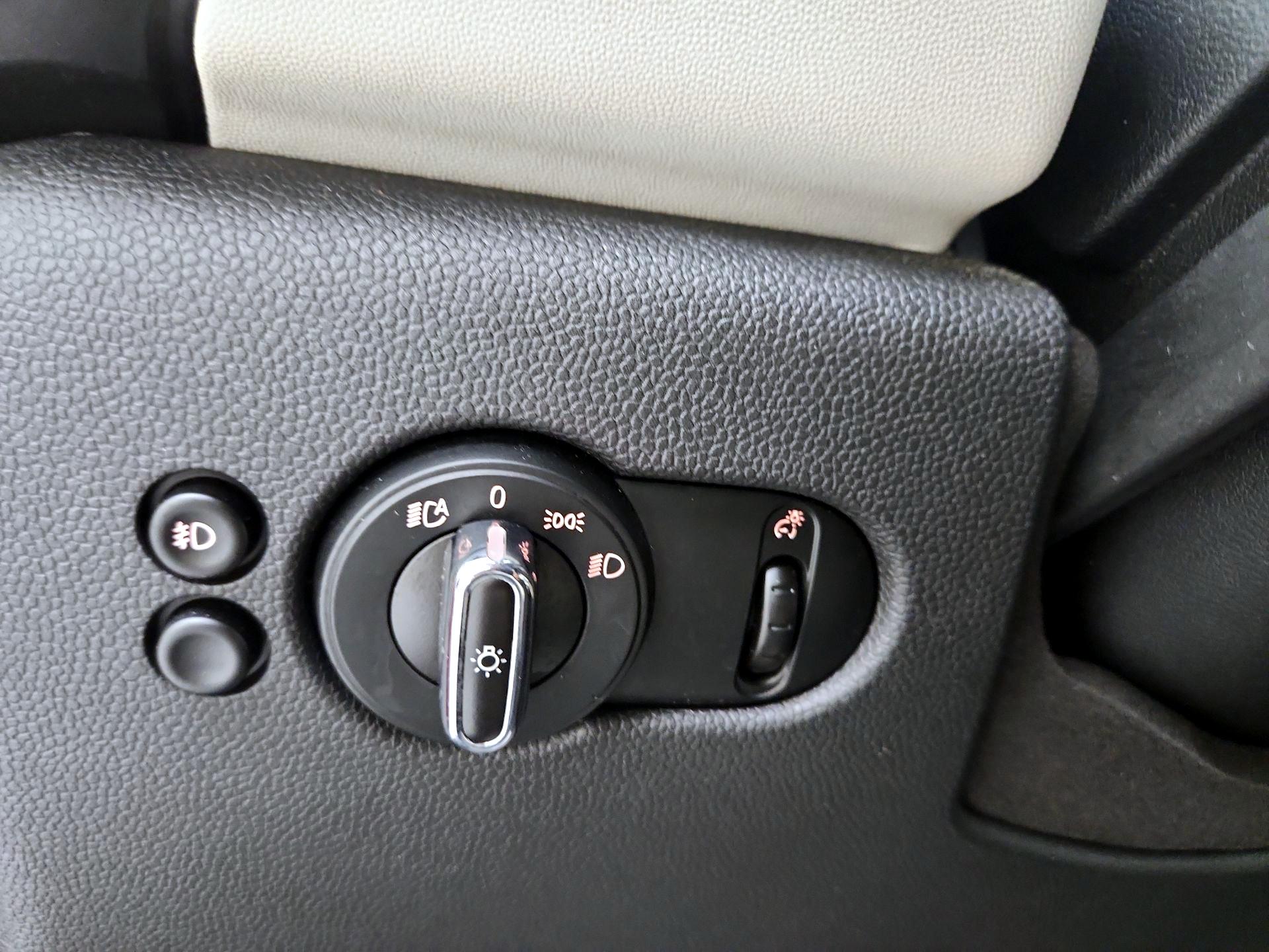 Thumbnail: 2015 MINI Cooper Hardtop - 13
