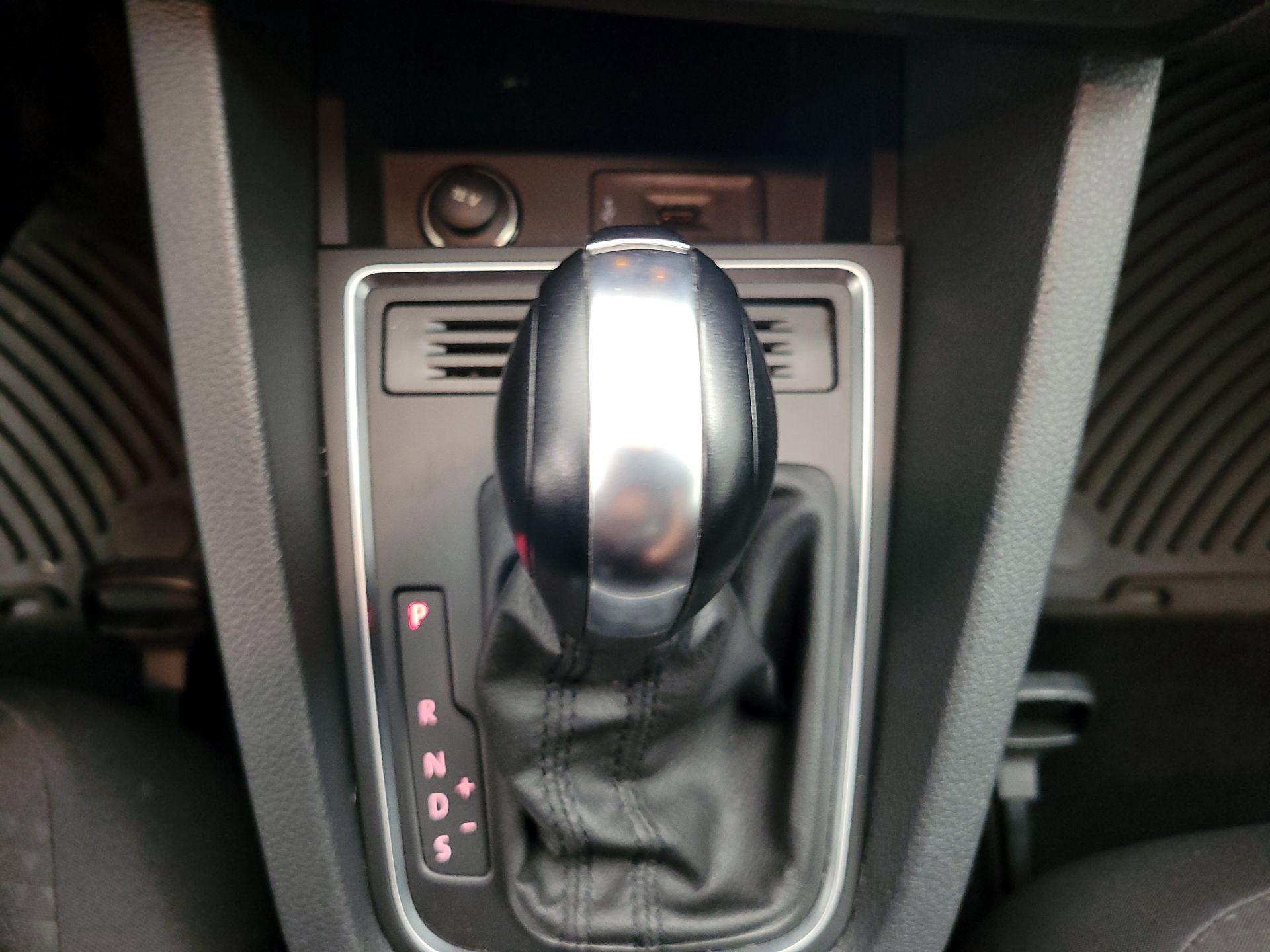 Thumbnail: 2016 Volkswagen Jetta - 16