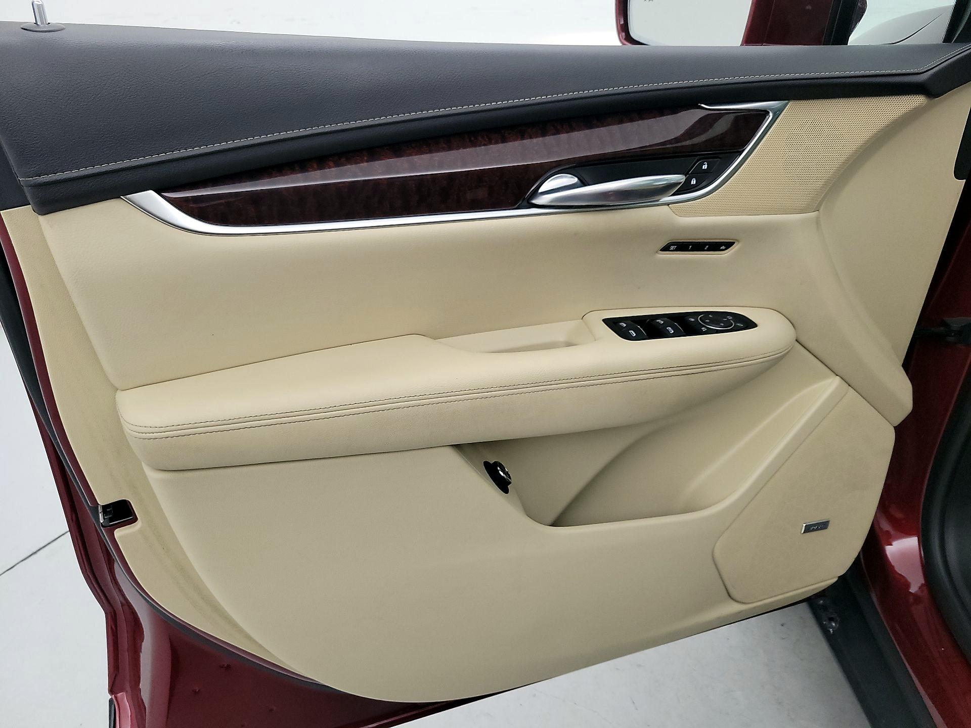 Thumbnail: 2017 Cadillac XT5 - 12