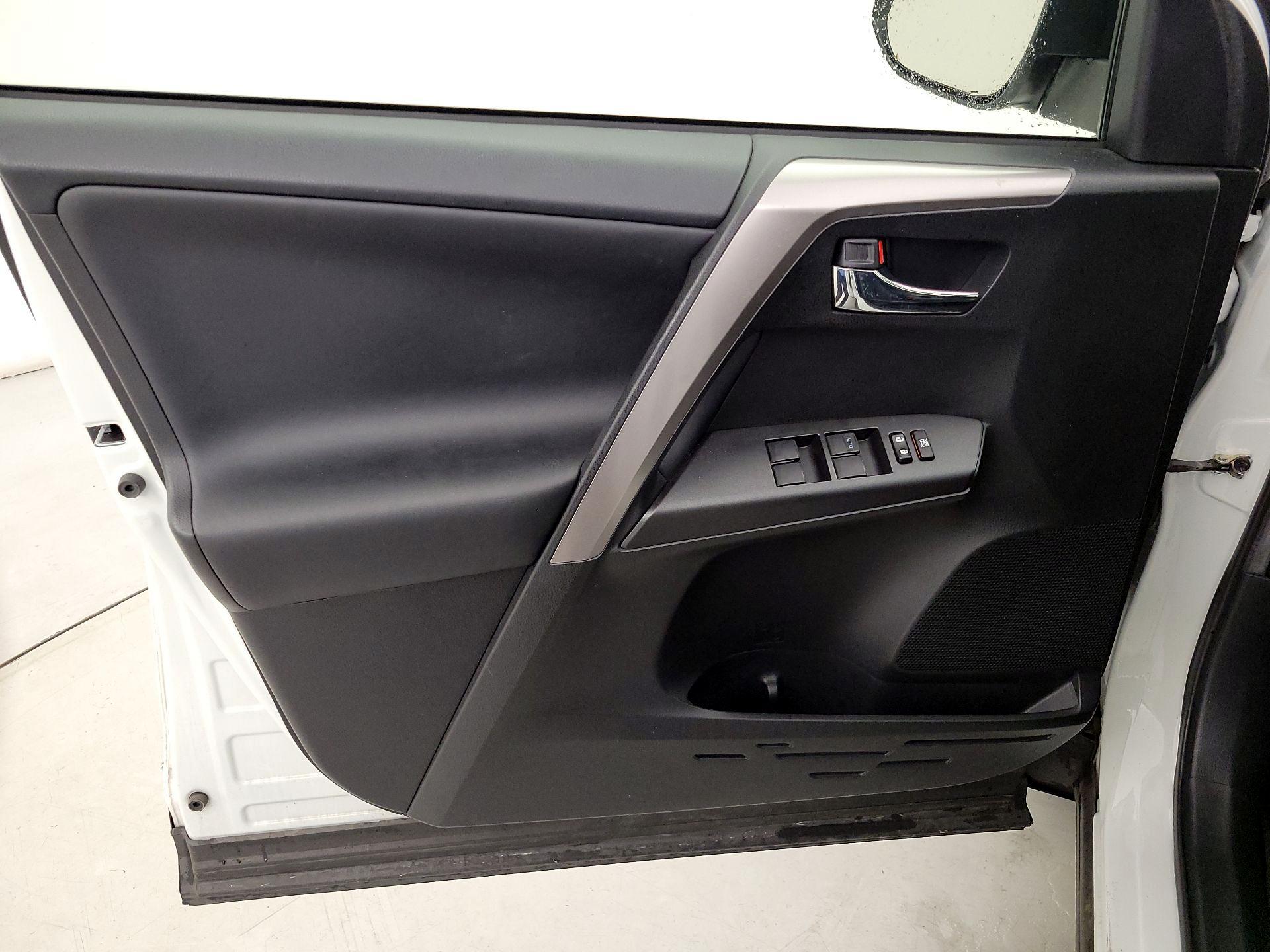 Thumbnail: 2016 Toyota RAV4 - 12