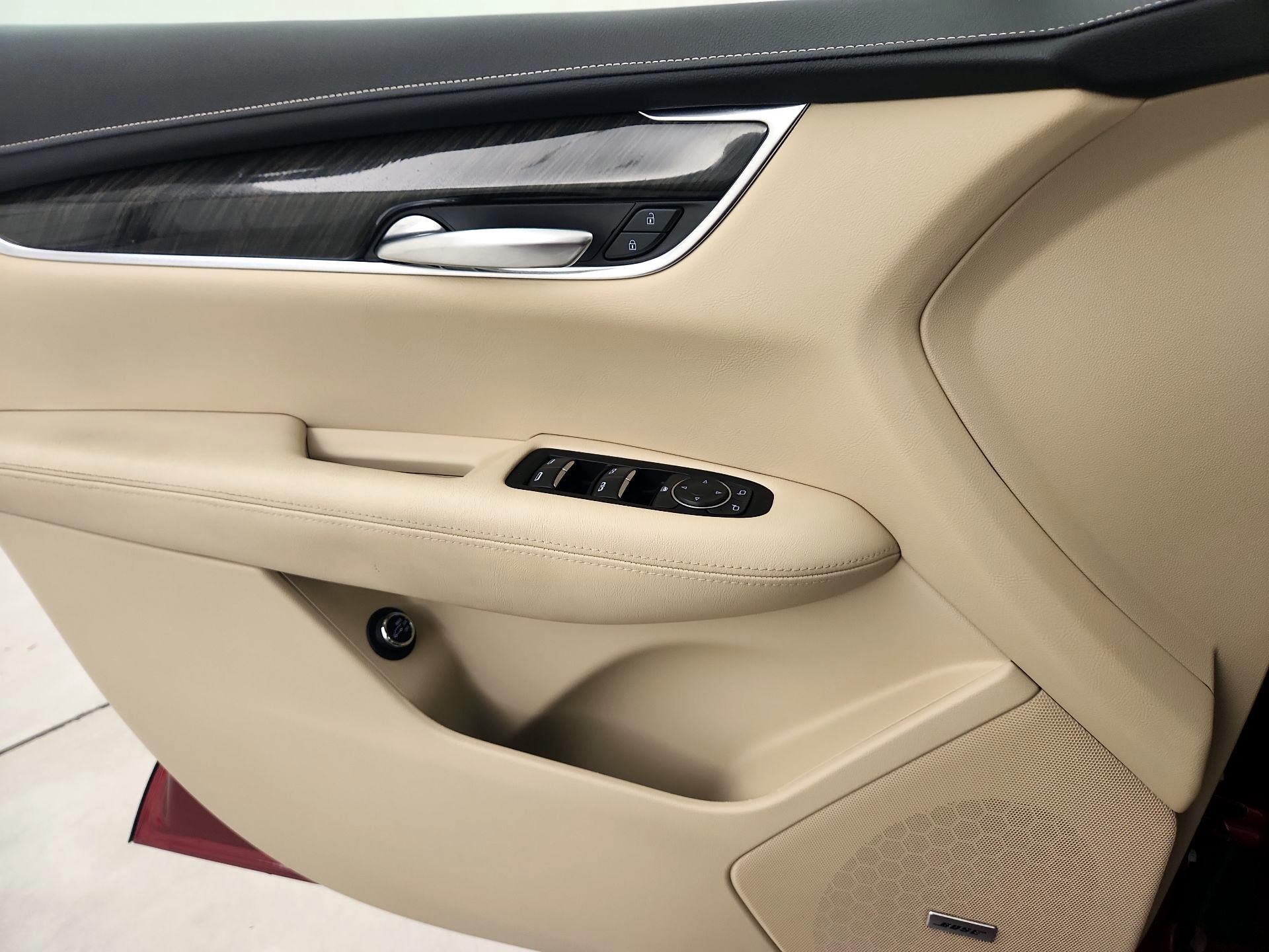 Thumbnail: 2019 Cadillac XT5 - 12