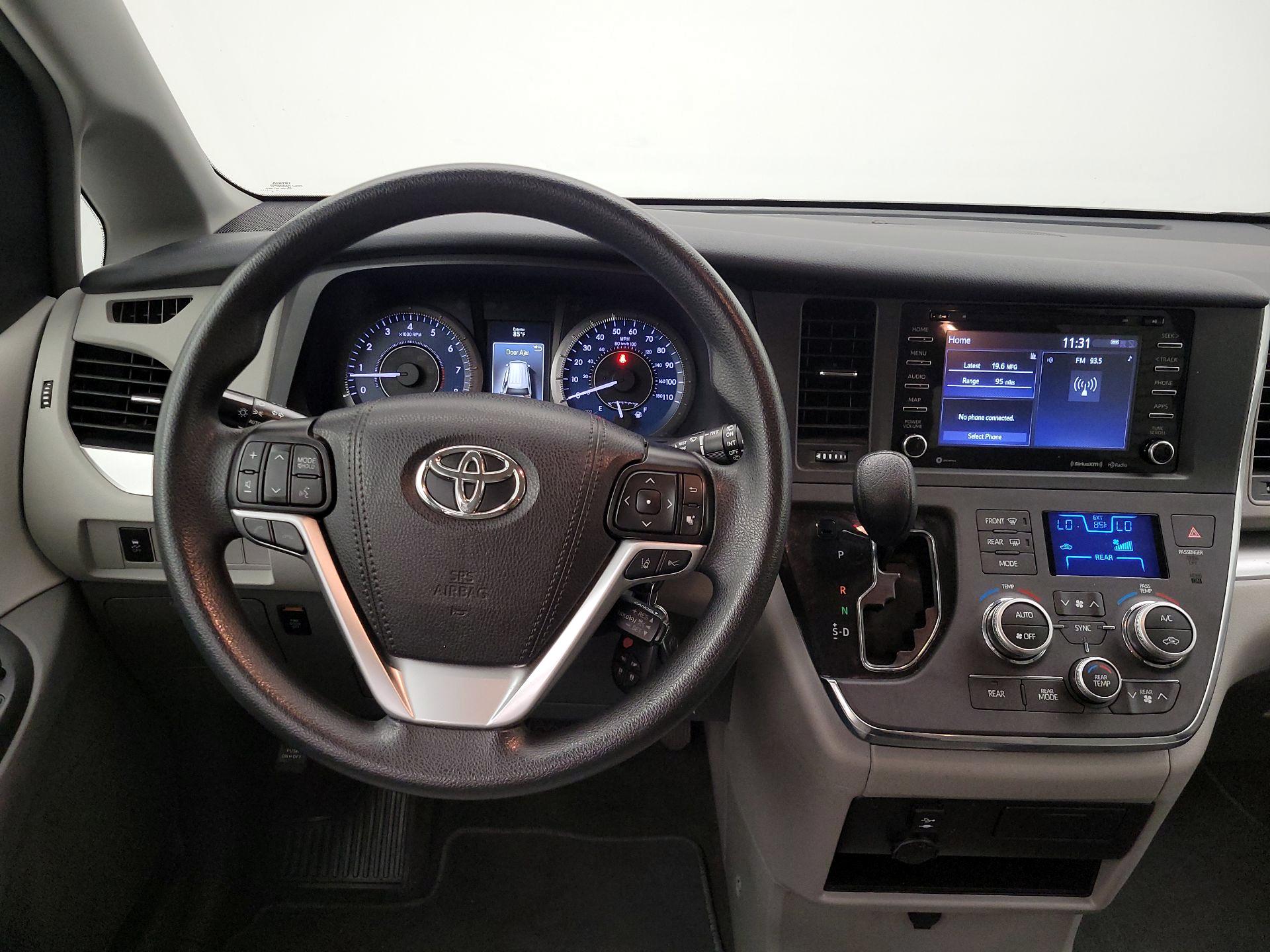 Thumbnail: 2019 Toyota Sienna - 10