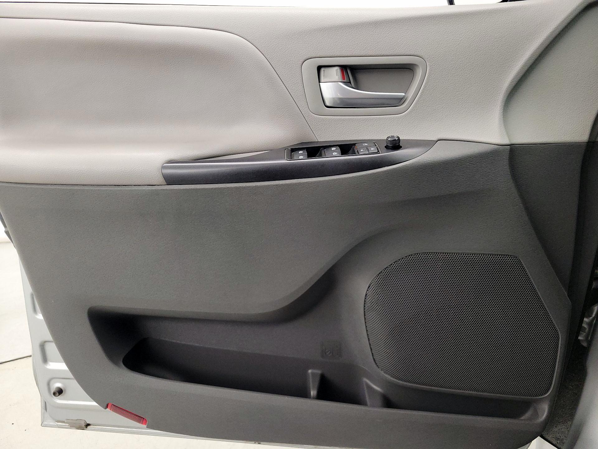 Thumbnail: 2019 Toyota Sienna - 12