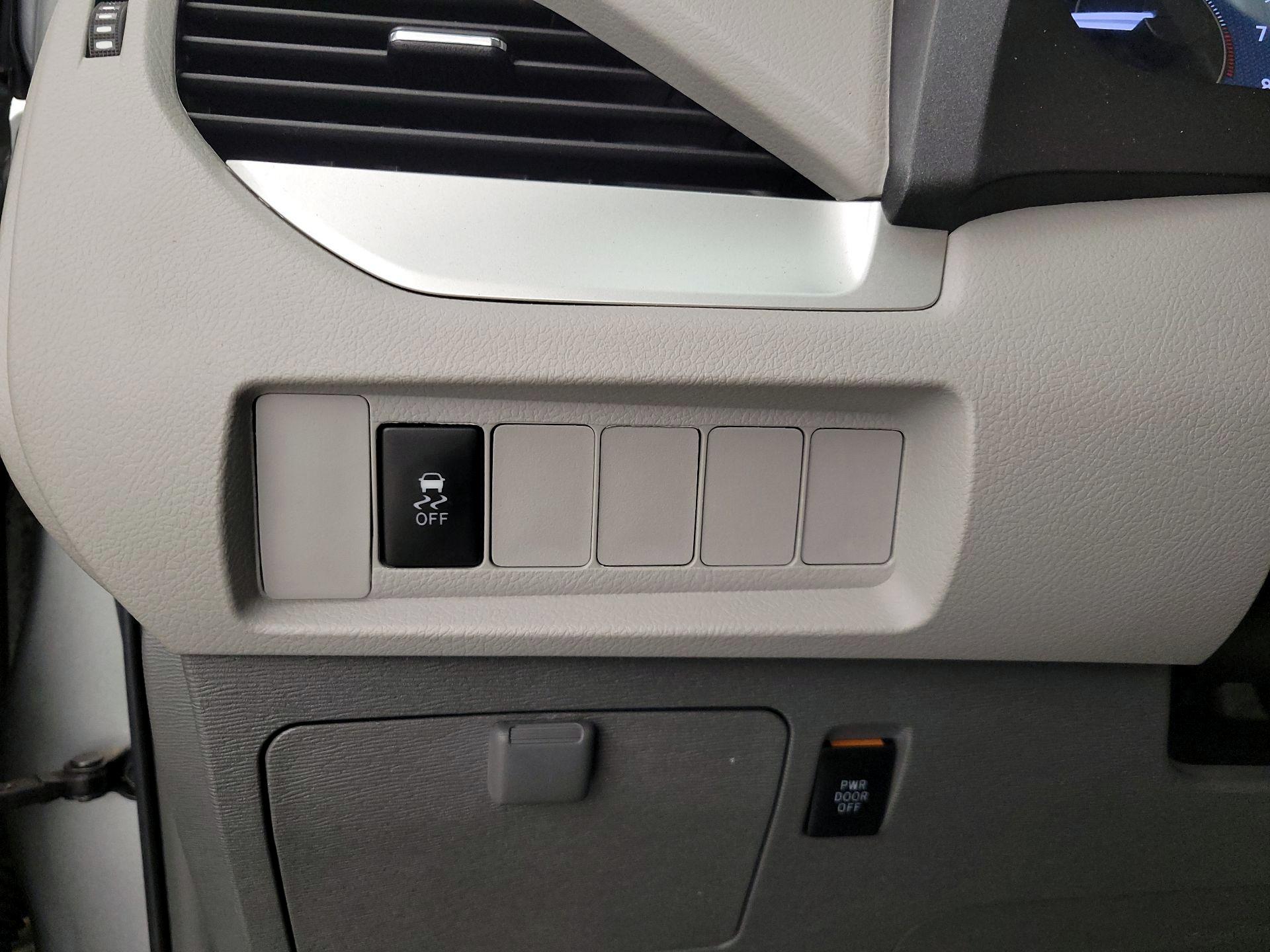 Thumbnail: 2019 Toyota Sienna - 13