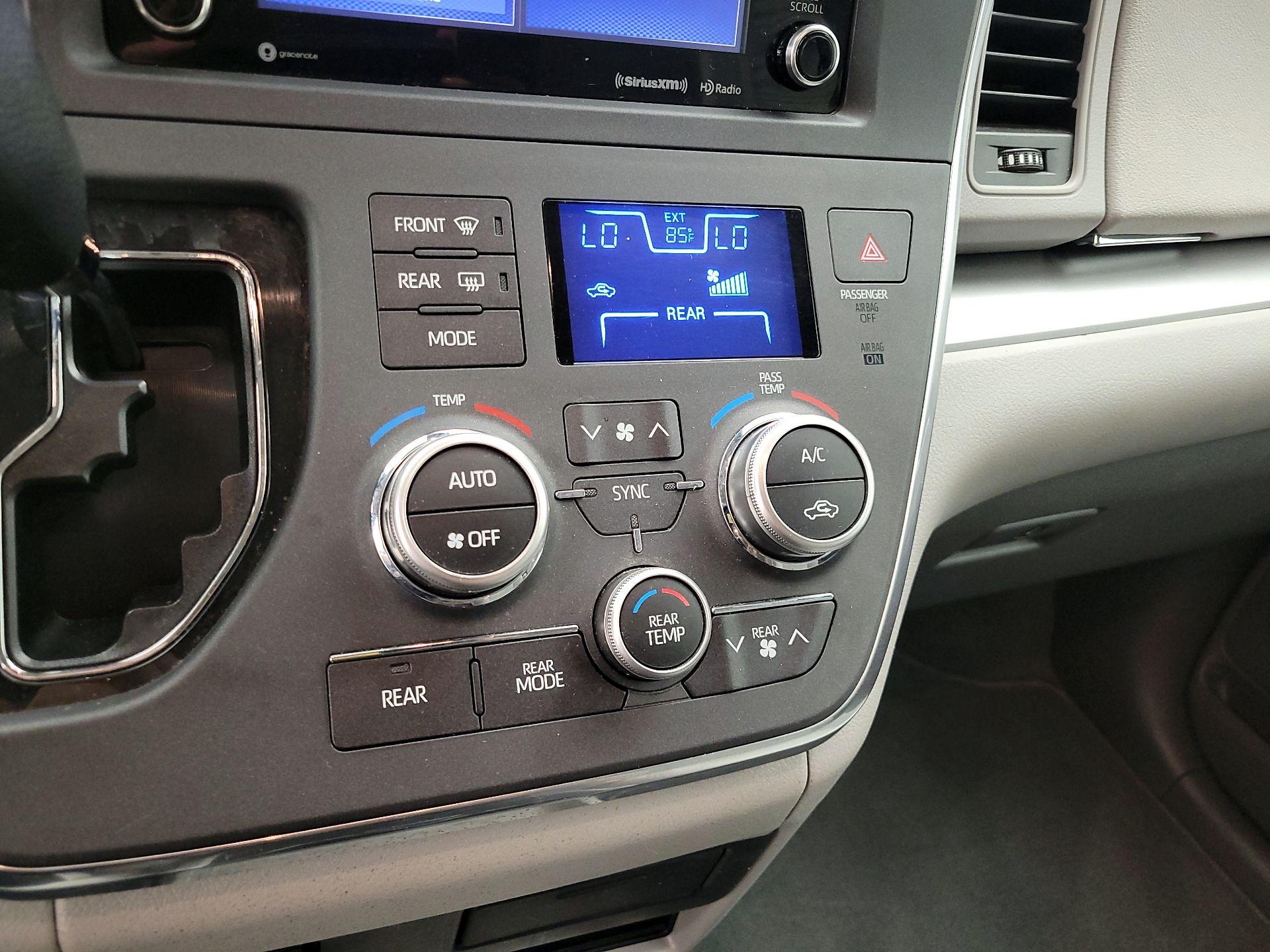 Thumbnail: 2019 Toyota Sienna - 16