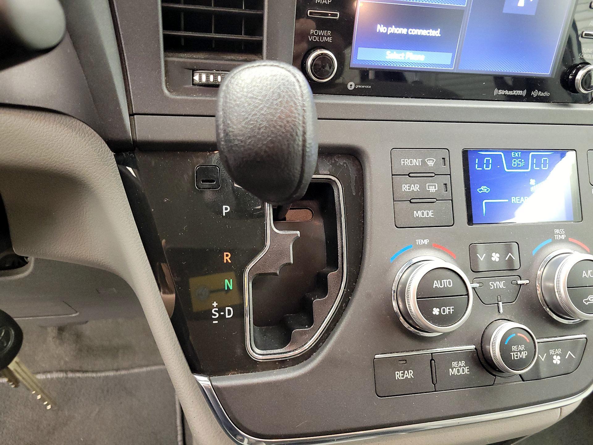 Thumbnail: 2019 Toyota Sienna - 17