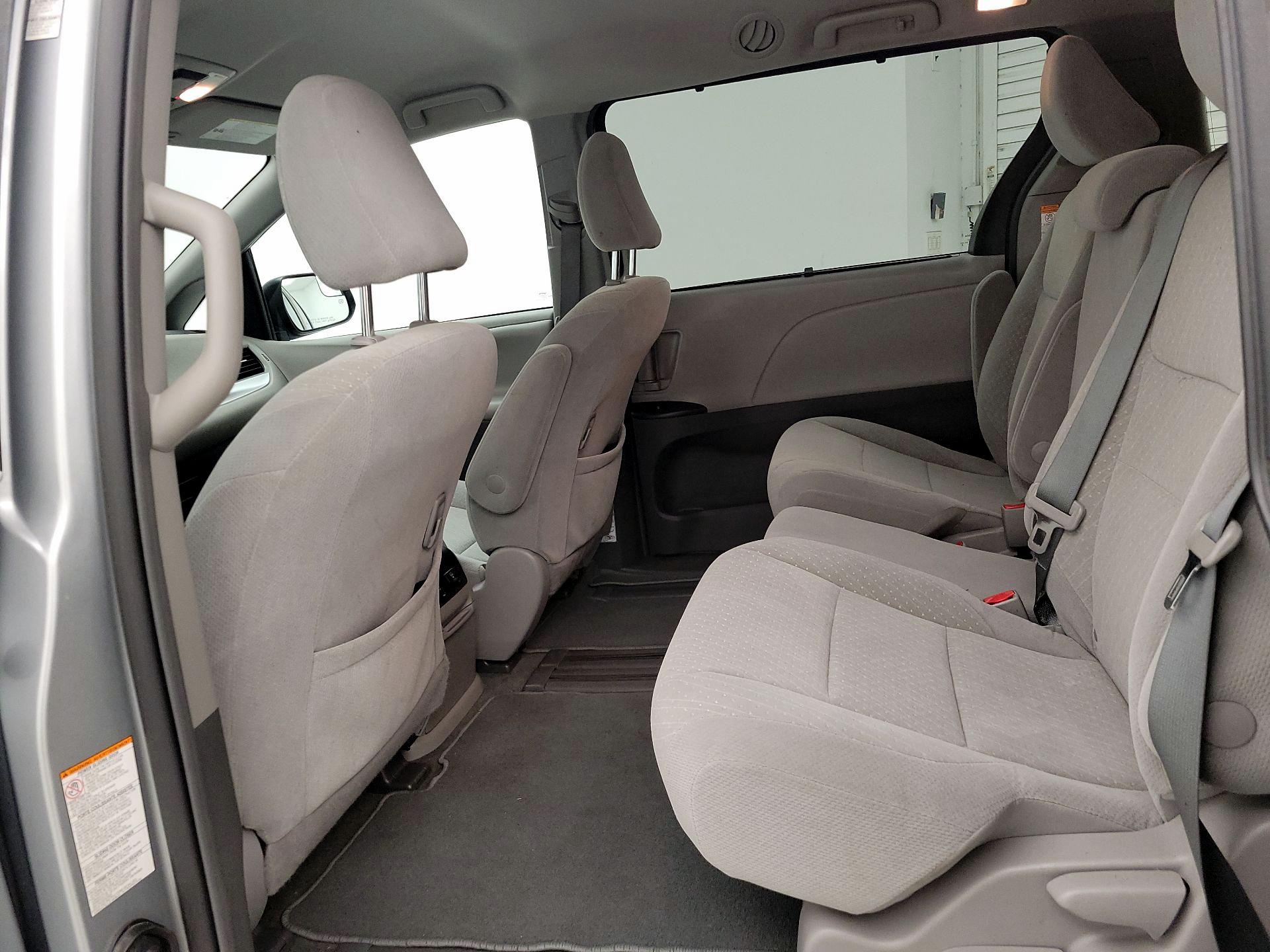 Thumbnail: 2019 Toyota Sienna - 19