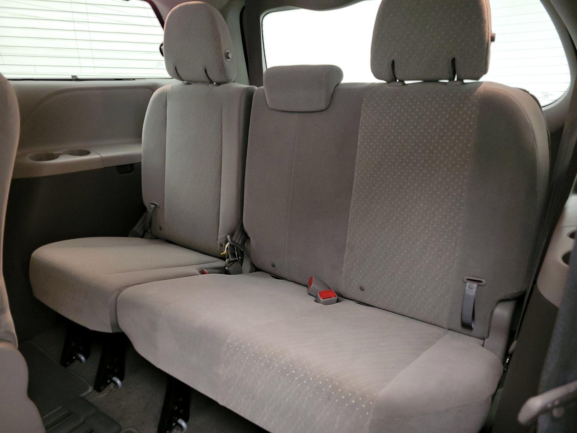 Thumbnail: 2019 Toyota Sienna - 20