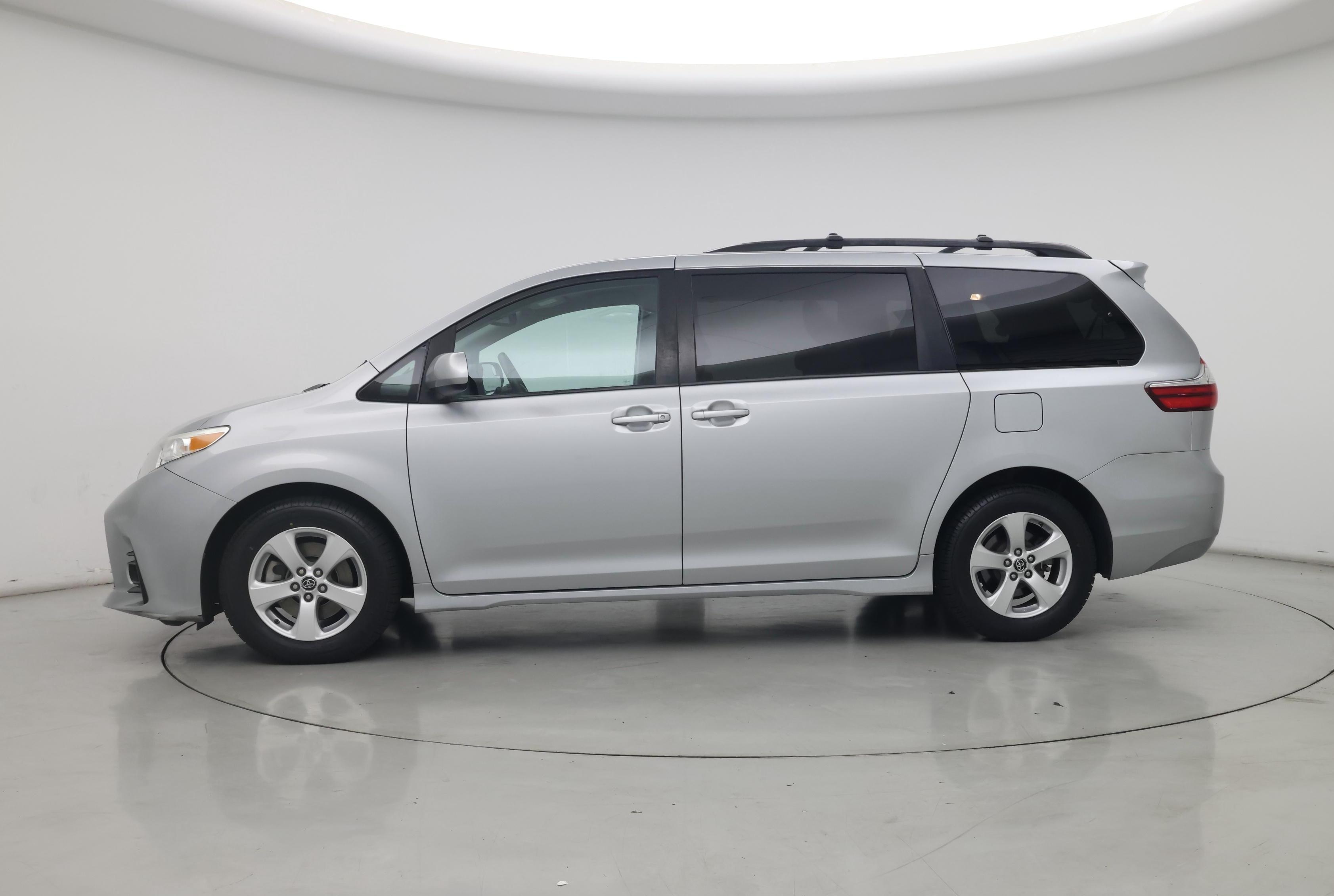 Thumbnail: 2019 Toyota Sienna - 3