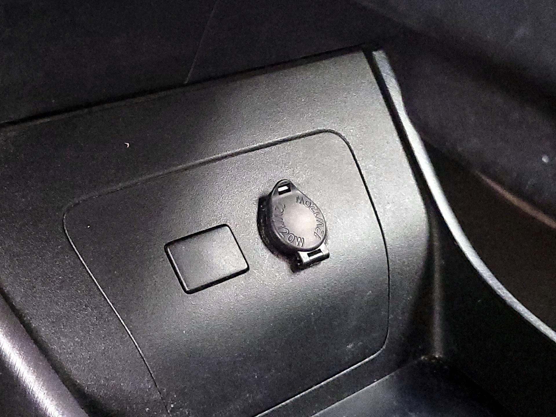 Thumbnail: 2015 Toyota Prius - 16