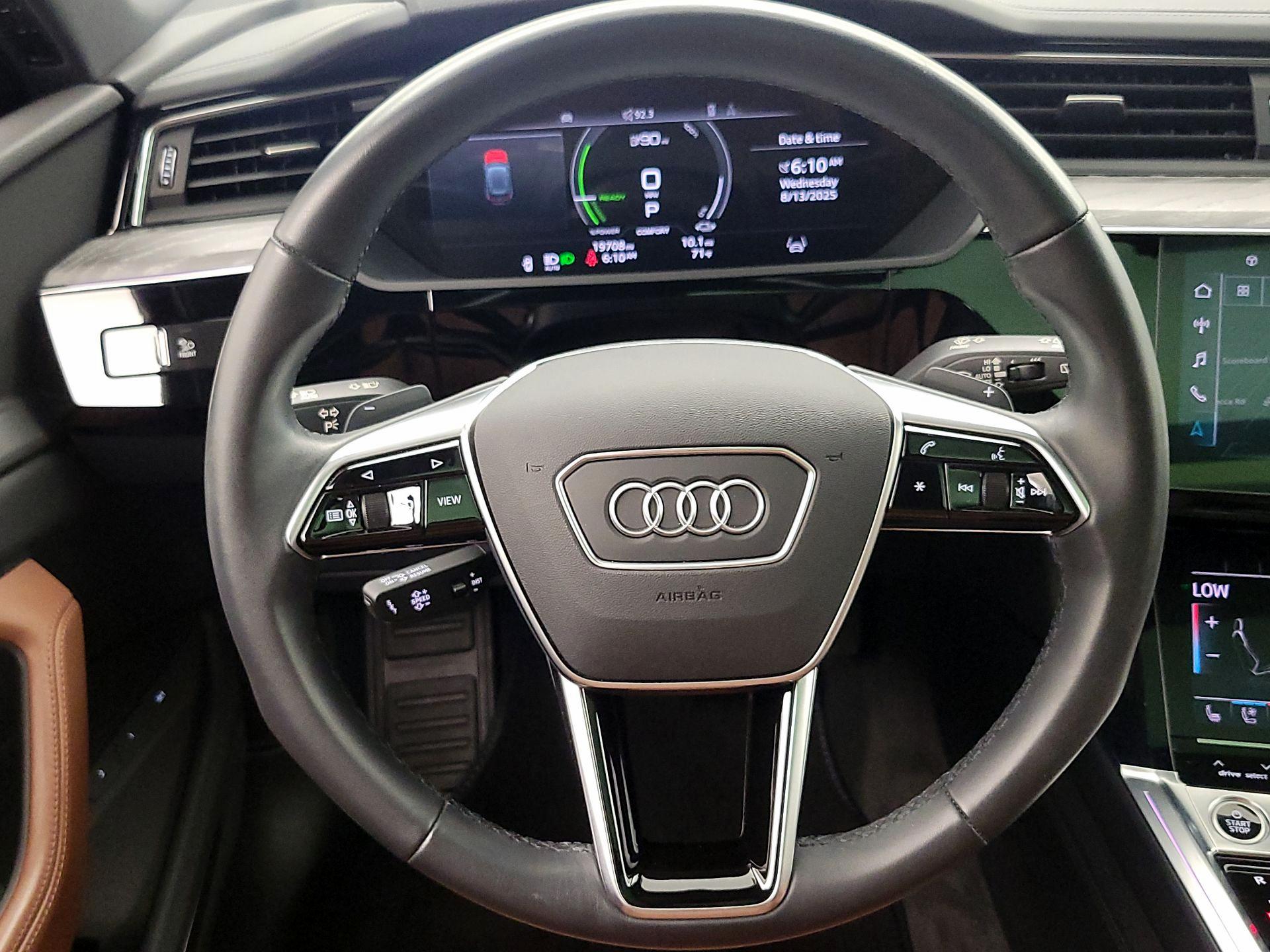 Thumbnail: 2023 Audi e-tron - 10