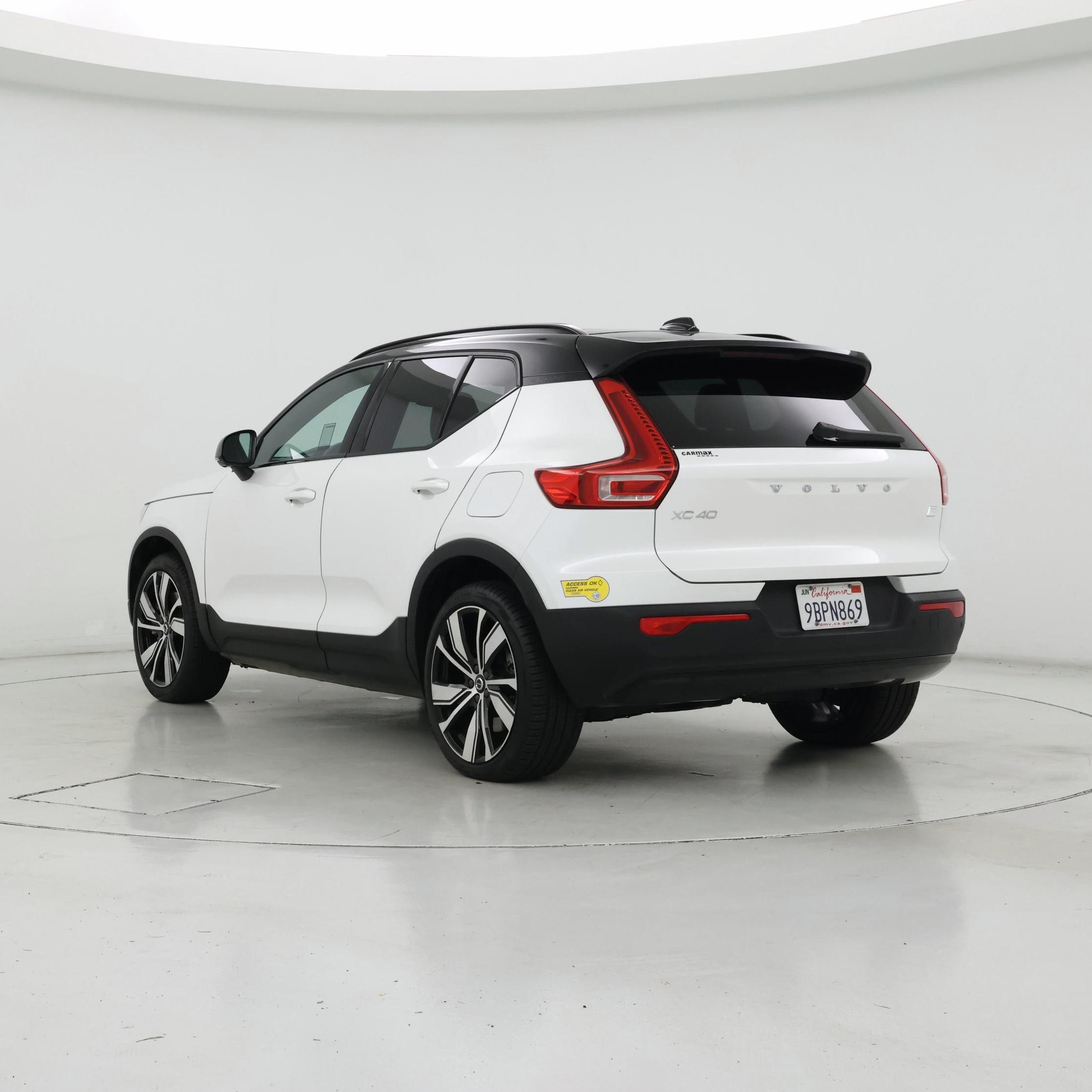 Thumbnail: 2022 Volvo XC40 - 2