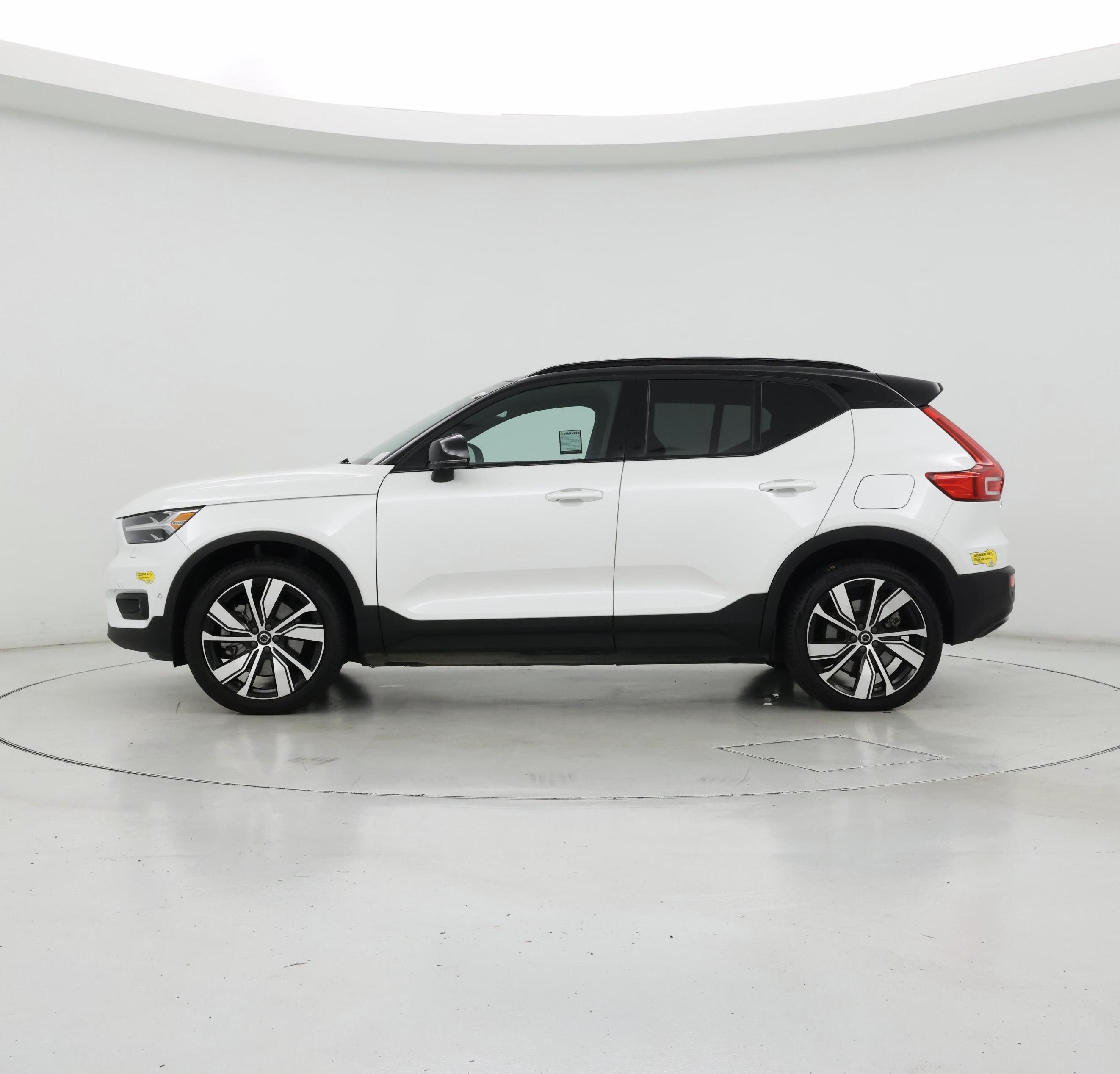 Thumbnail: 2022 Volvo XC40 - 3