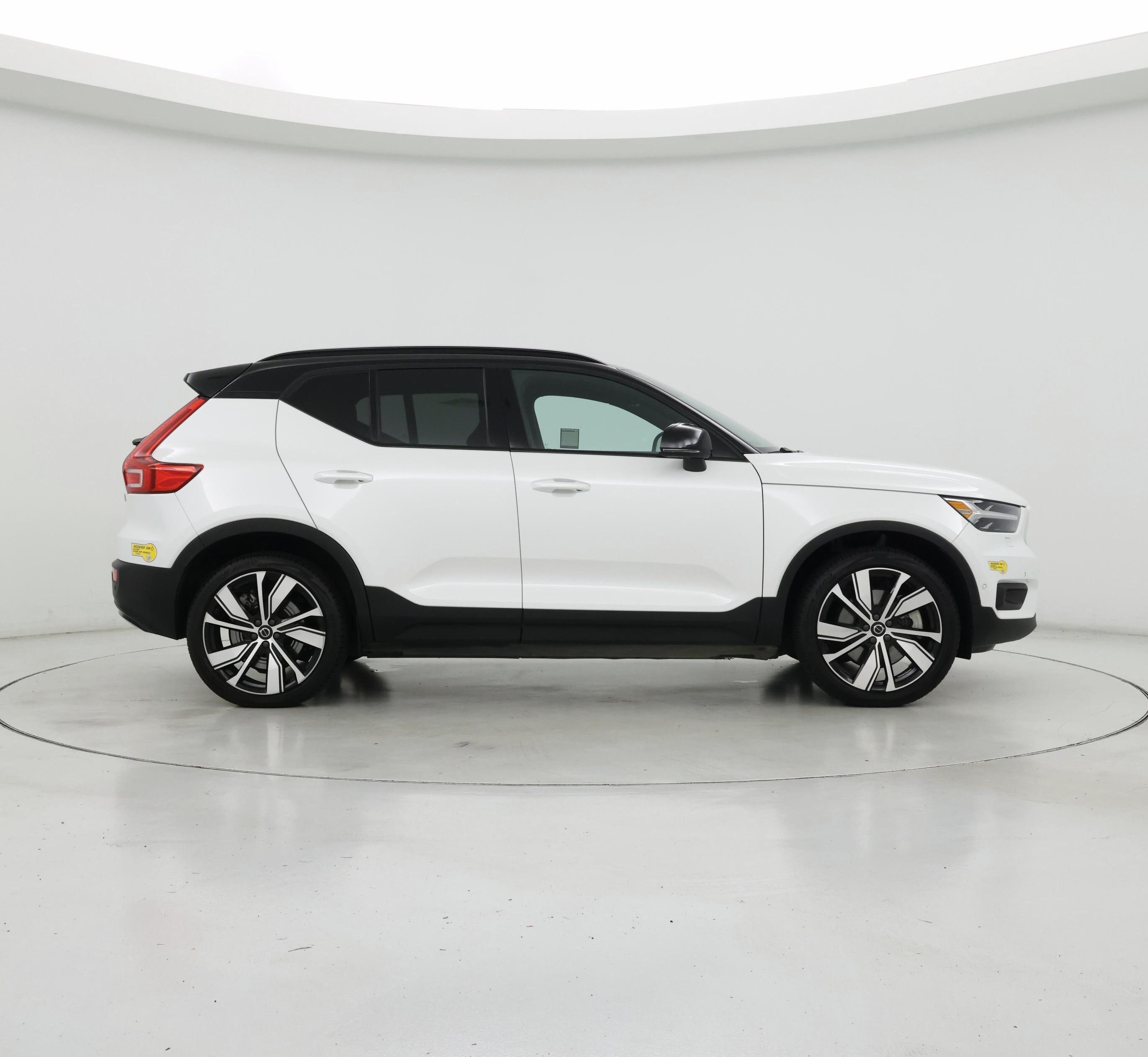 Thumbnail: 2022 Volvo XC40 - 7