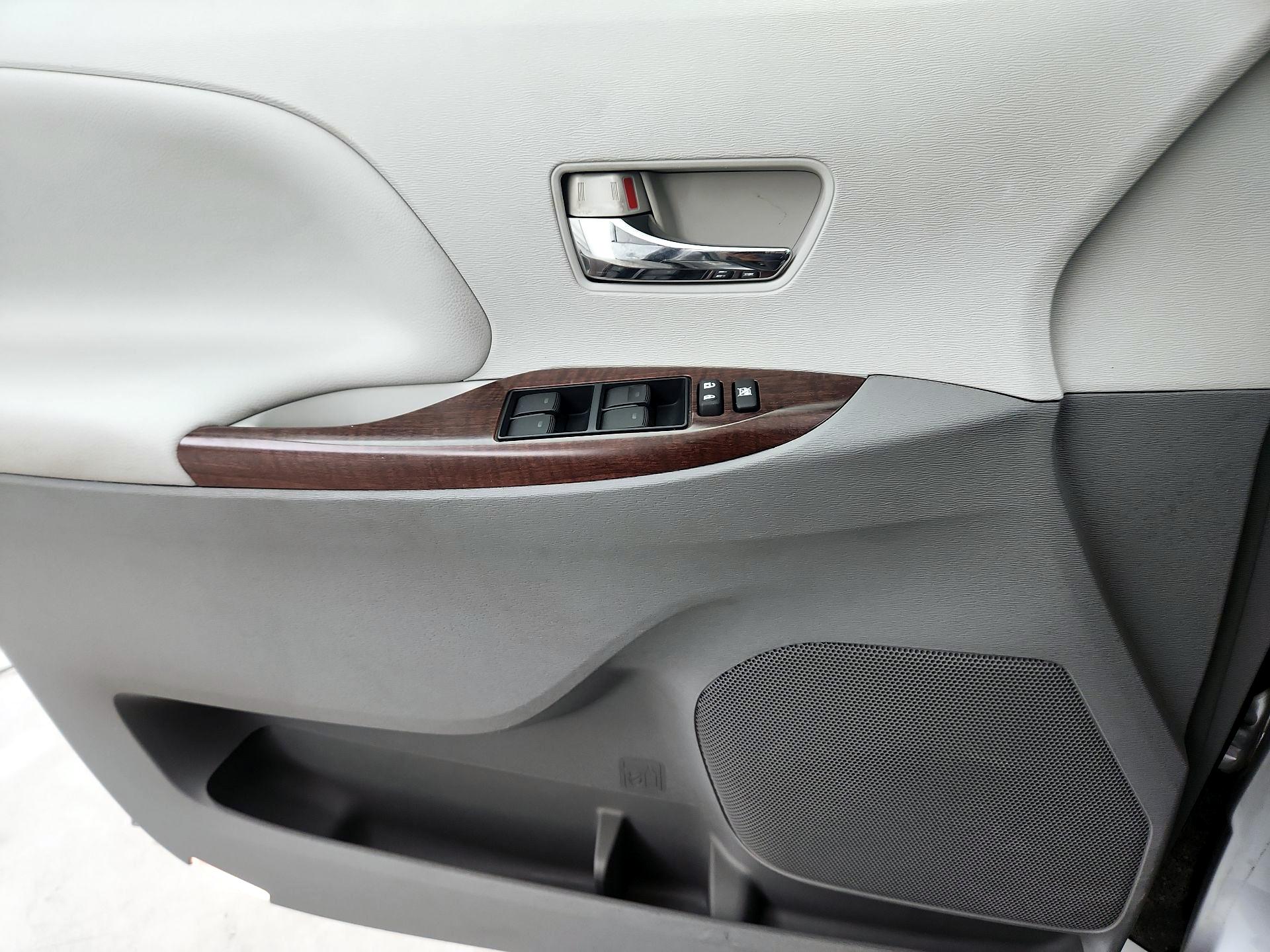 Thumbnail: 2014 Toyota Sienna - 12