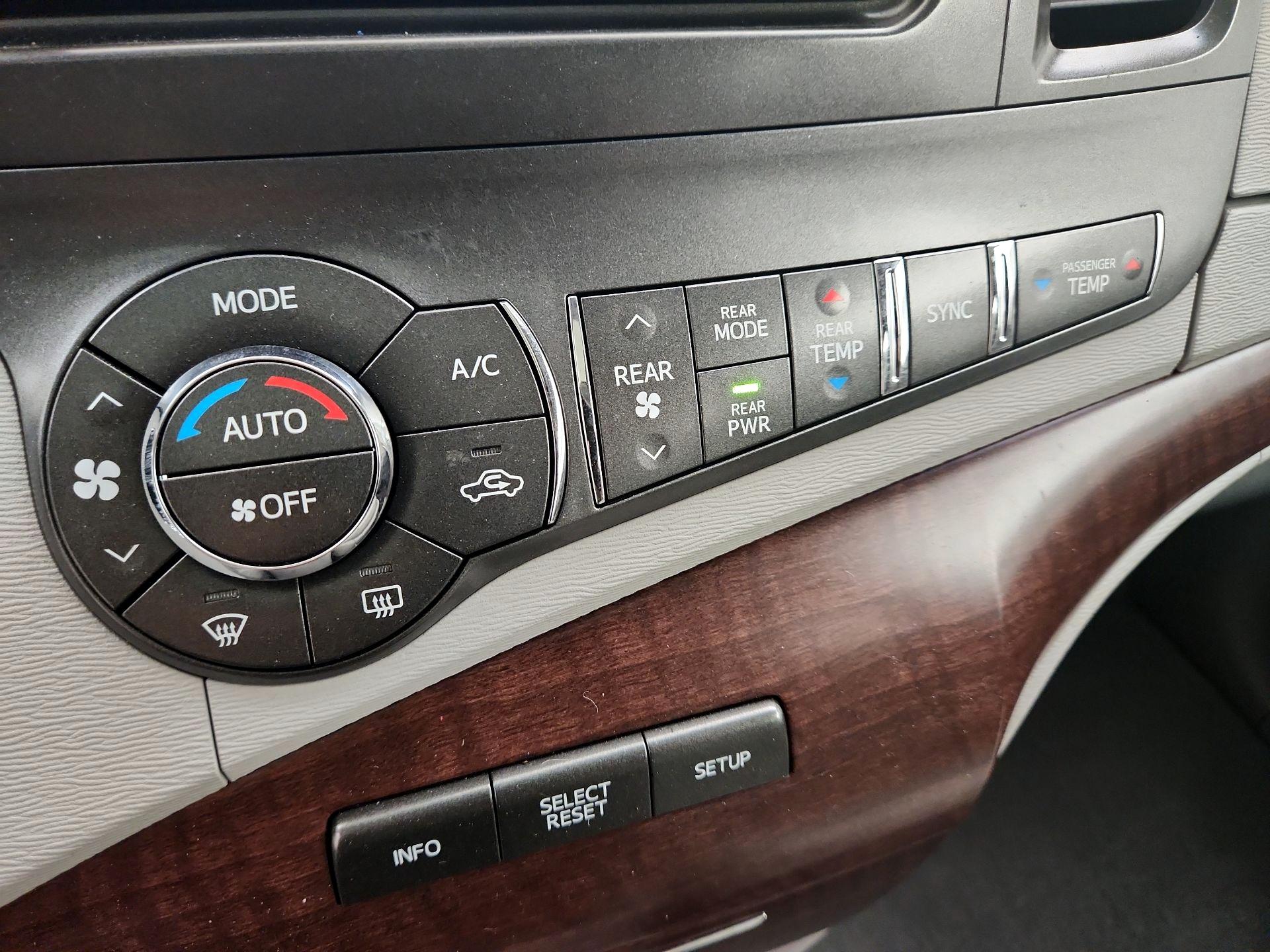 Thumbnail: 2014 Toyota Sienna - 17