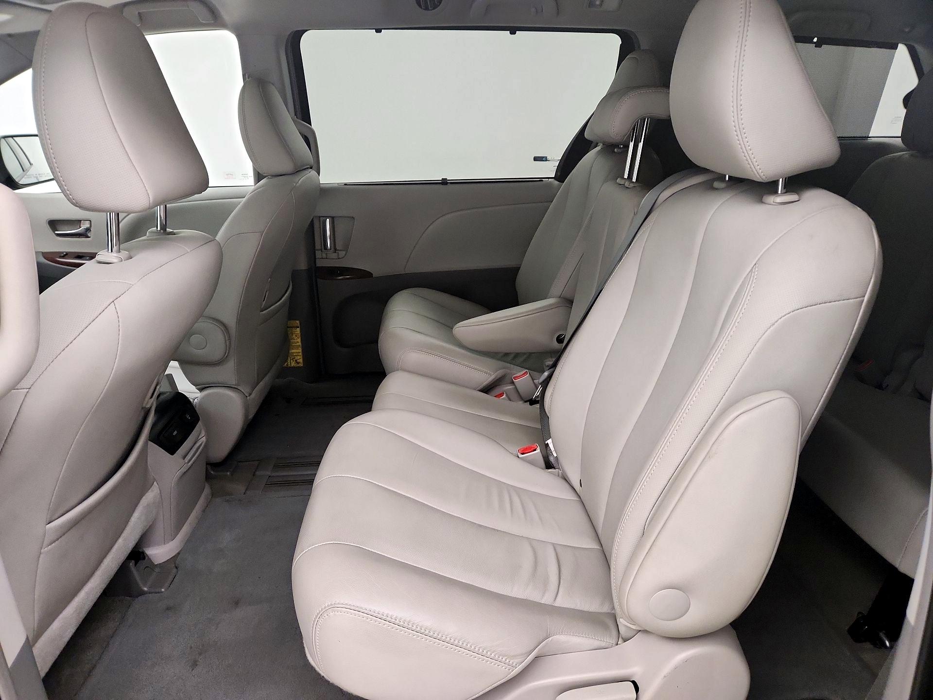 Thumbnail: 2014 Toyota Sienna - 20