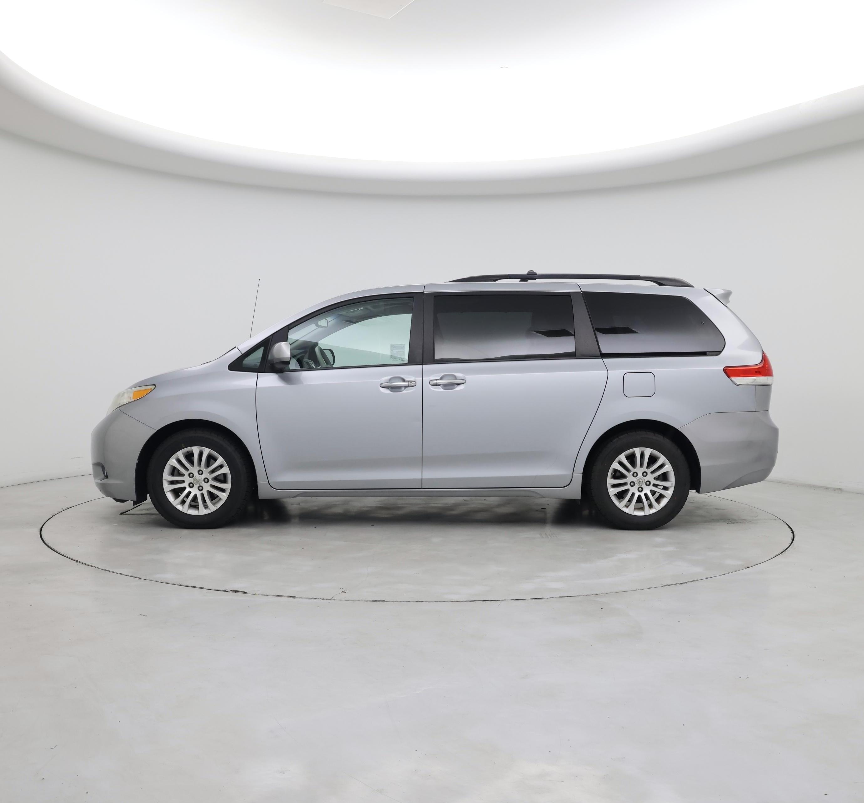 Thumbnail: 2014 Toyota Sienna - 3