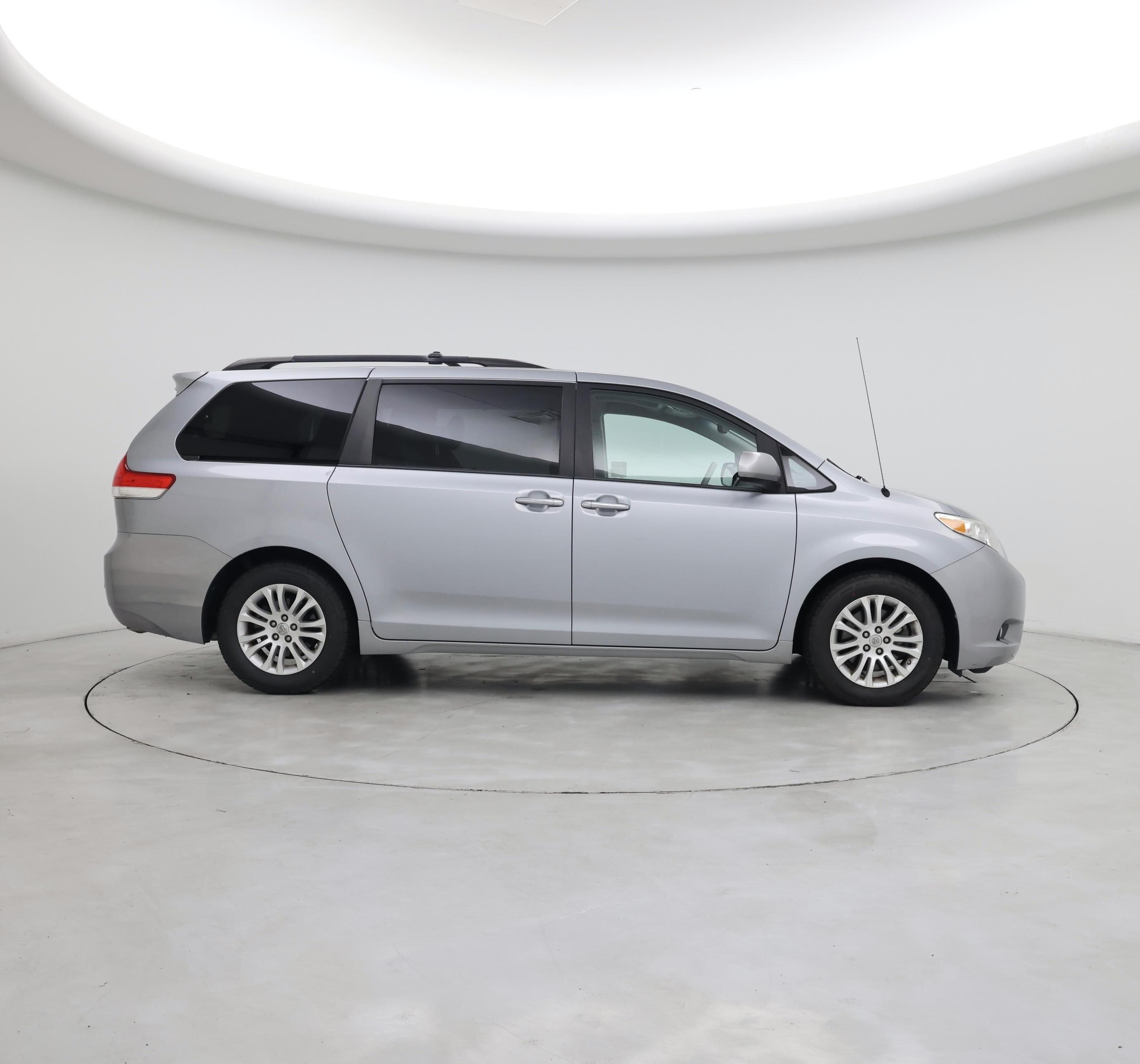 Thumbnail: 2014 Toyota Sienna - 7