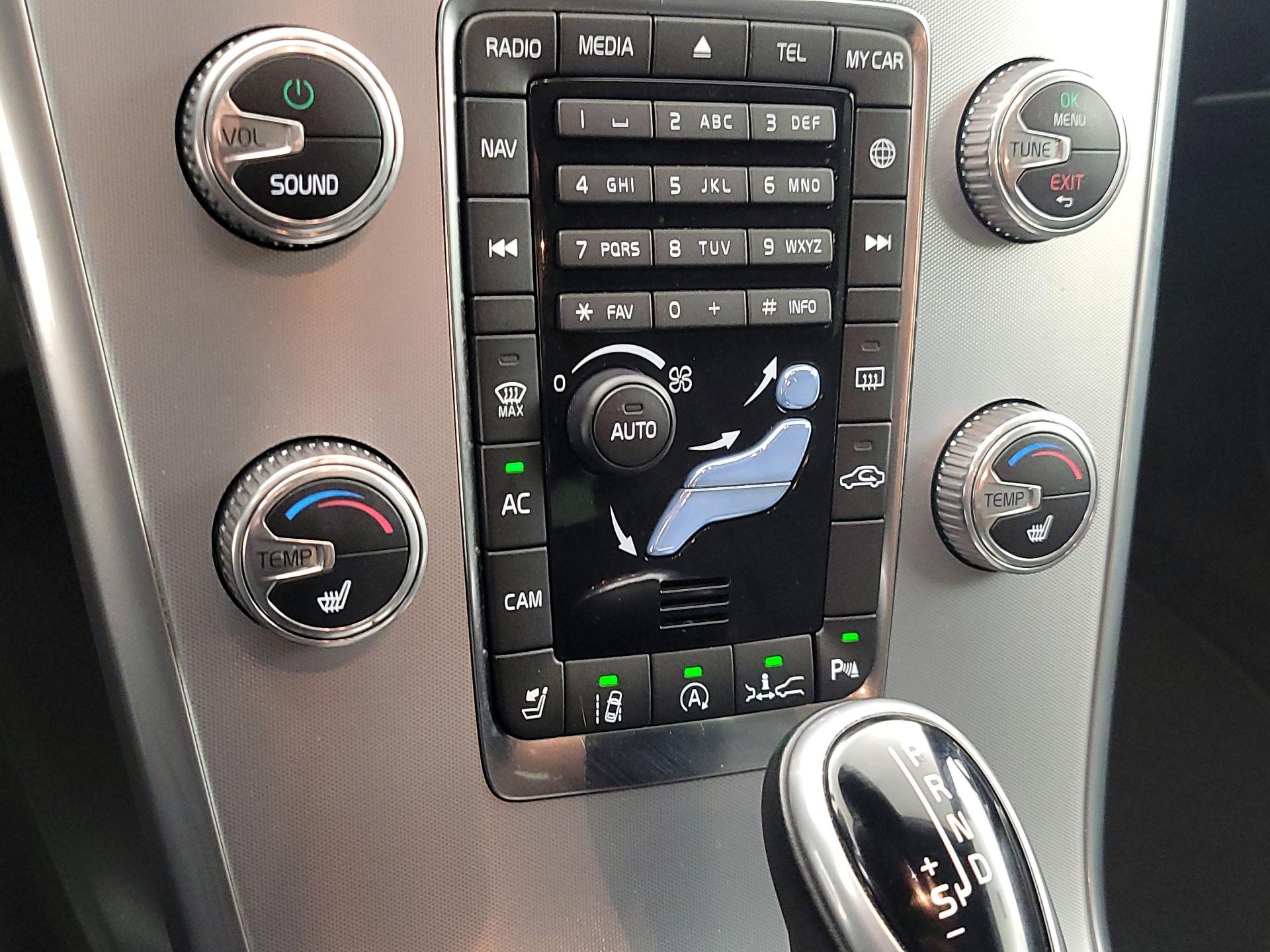 Thumbnail: 2017 Volvo XC60 - 17