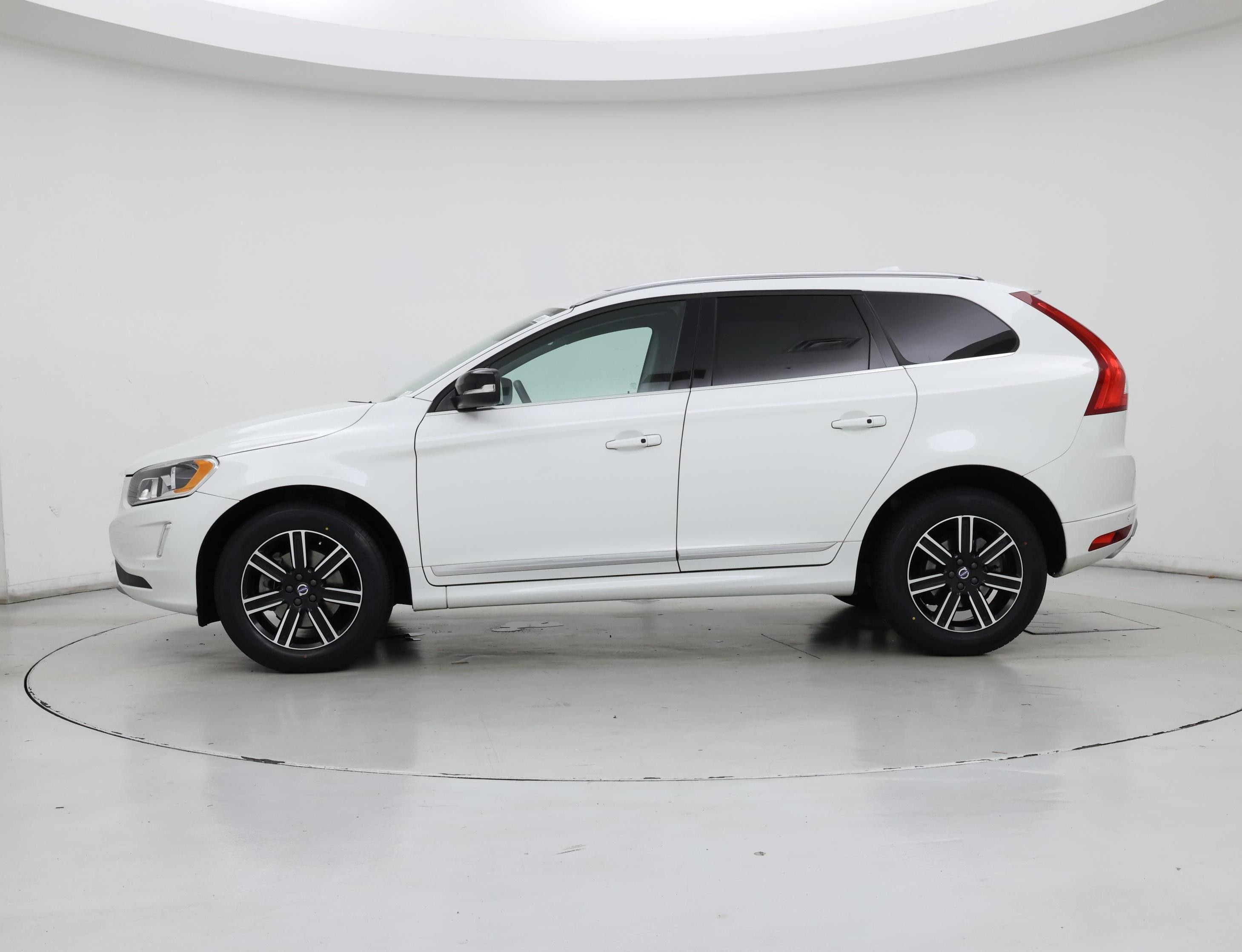 Thumbnail: 2017 Volvo XC60 - 3