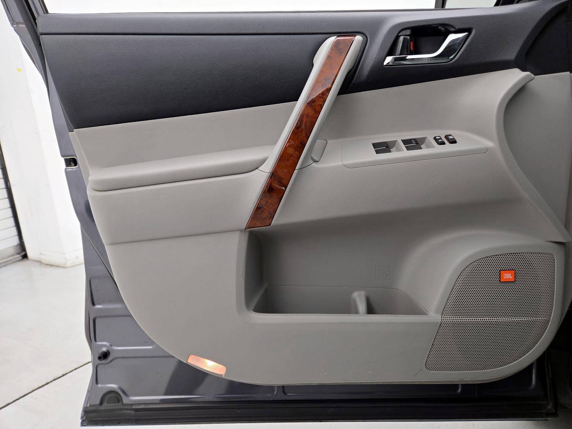 Thumbnail: 2013 Toyota Highlander - 12