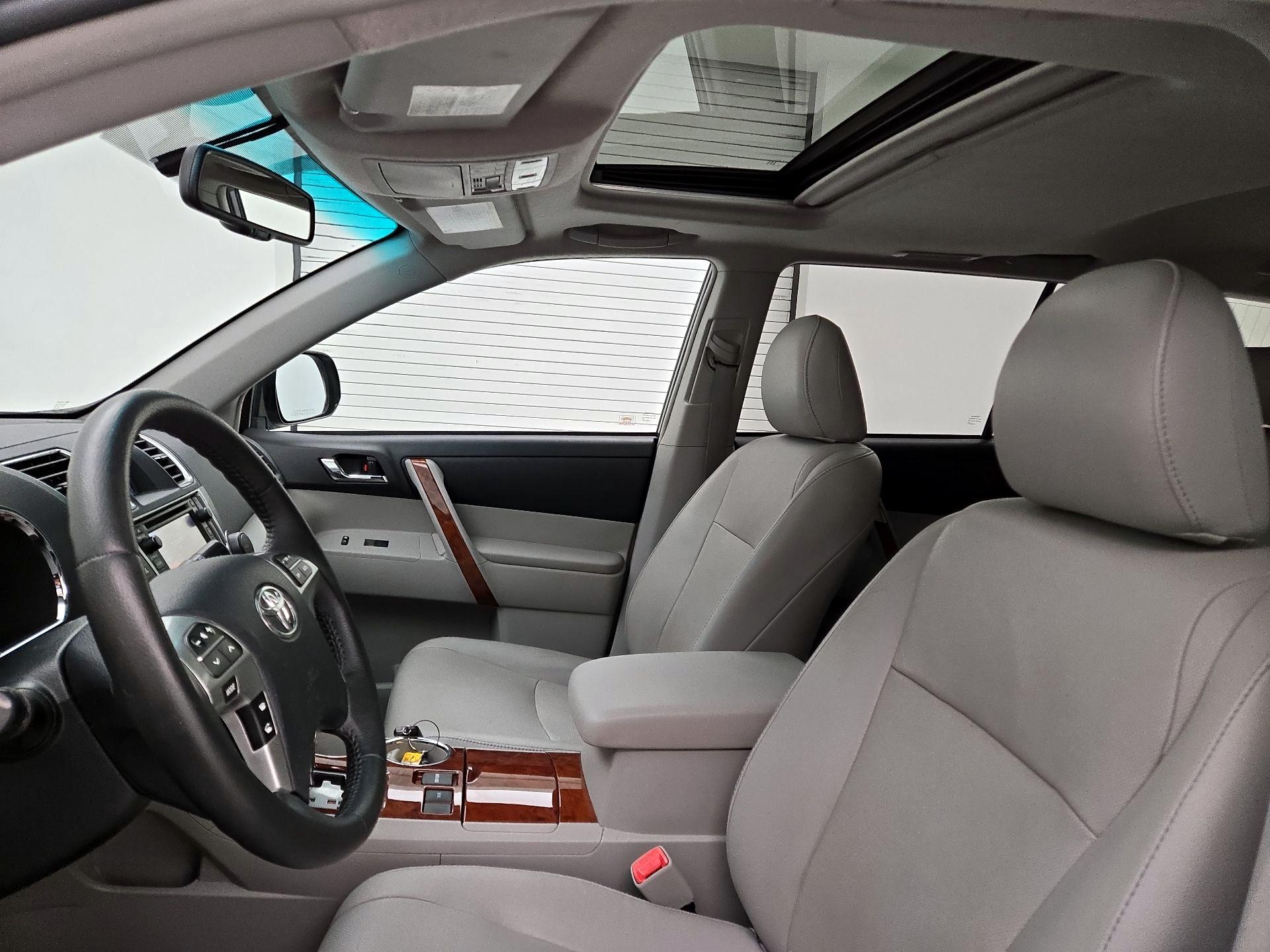 Thumbnail: 2013 Toyota Highlander - 19