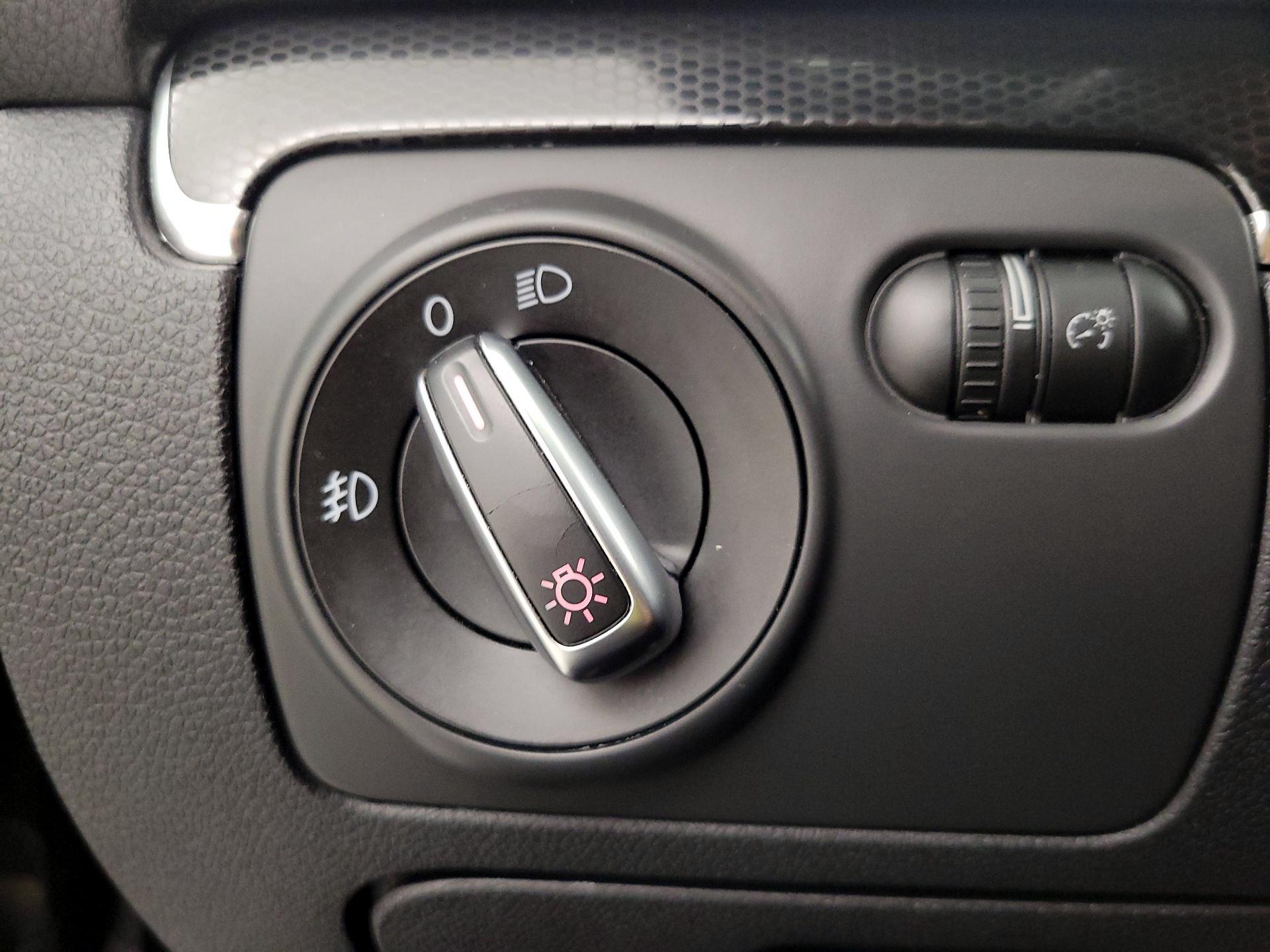 Thumbnail: 2014 Volkswagen Golf - 13