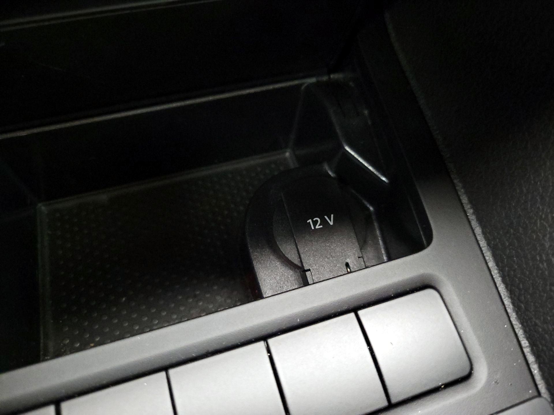 Thumbnail: 2014 Volkswagen Golf - 17