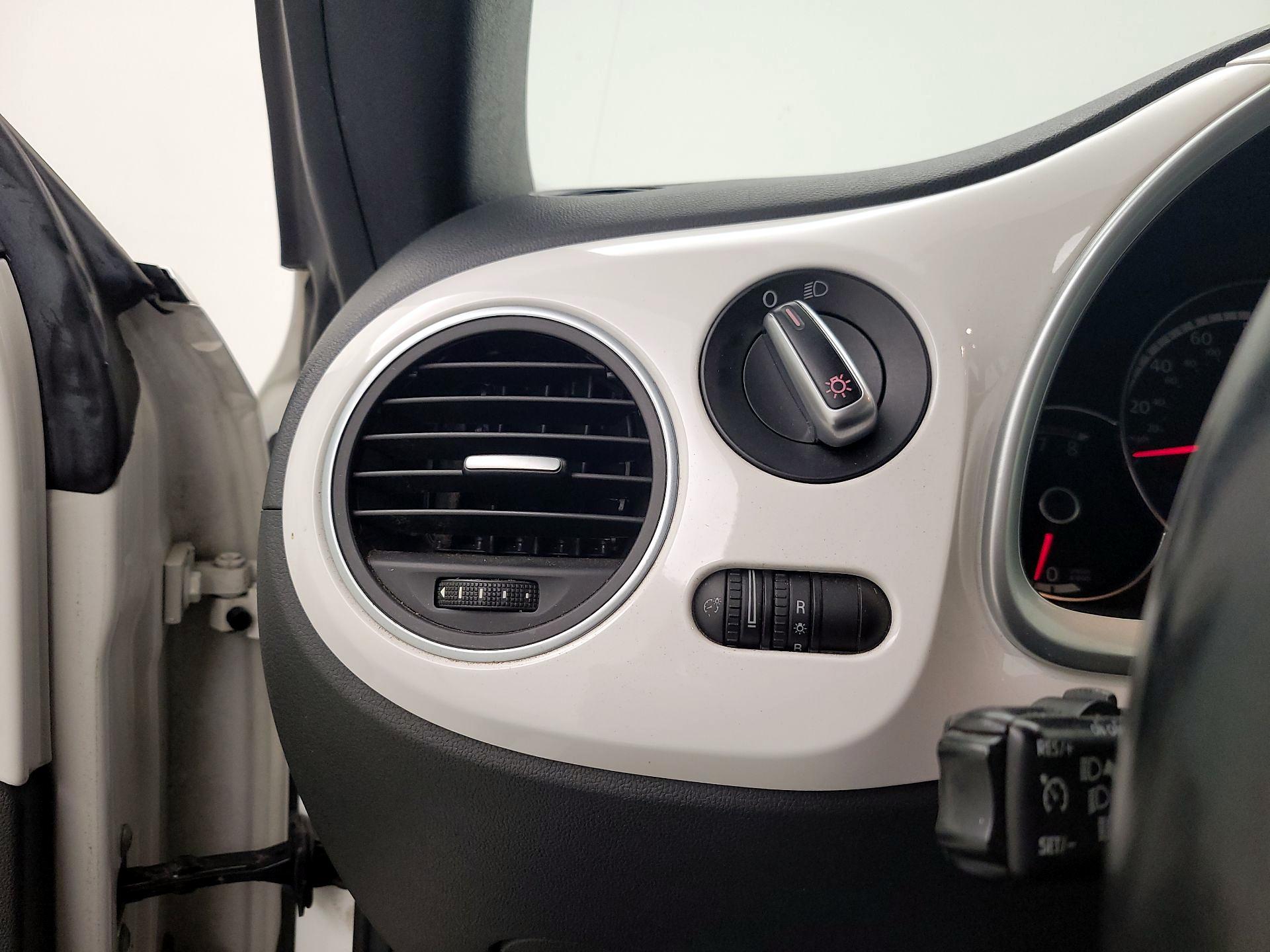 Thumbnail: 2014 Volkswagen Beetle - 13