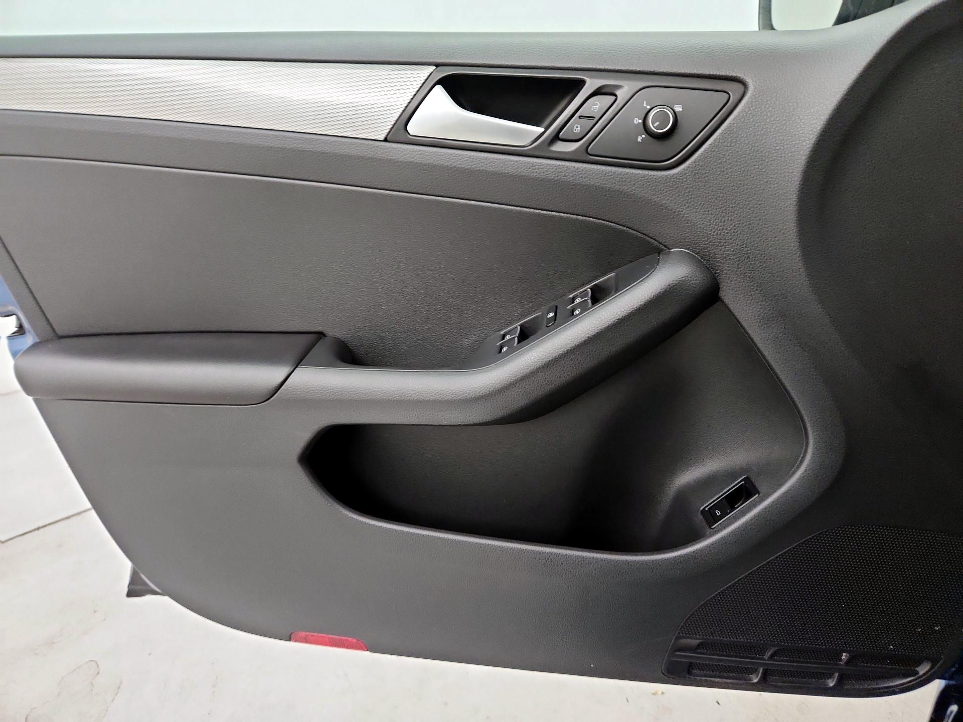 Thumbnail: 2015 Volkswagen Jetta - 12
