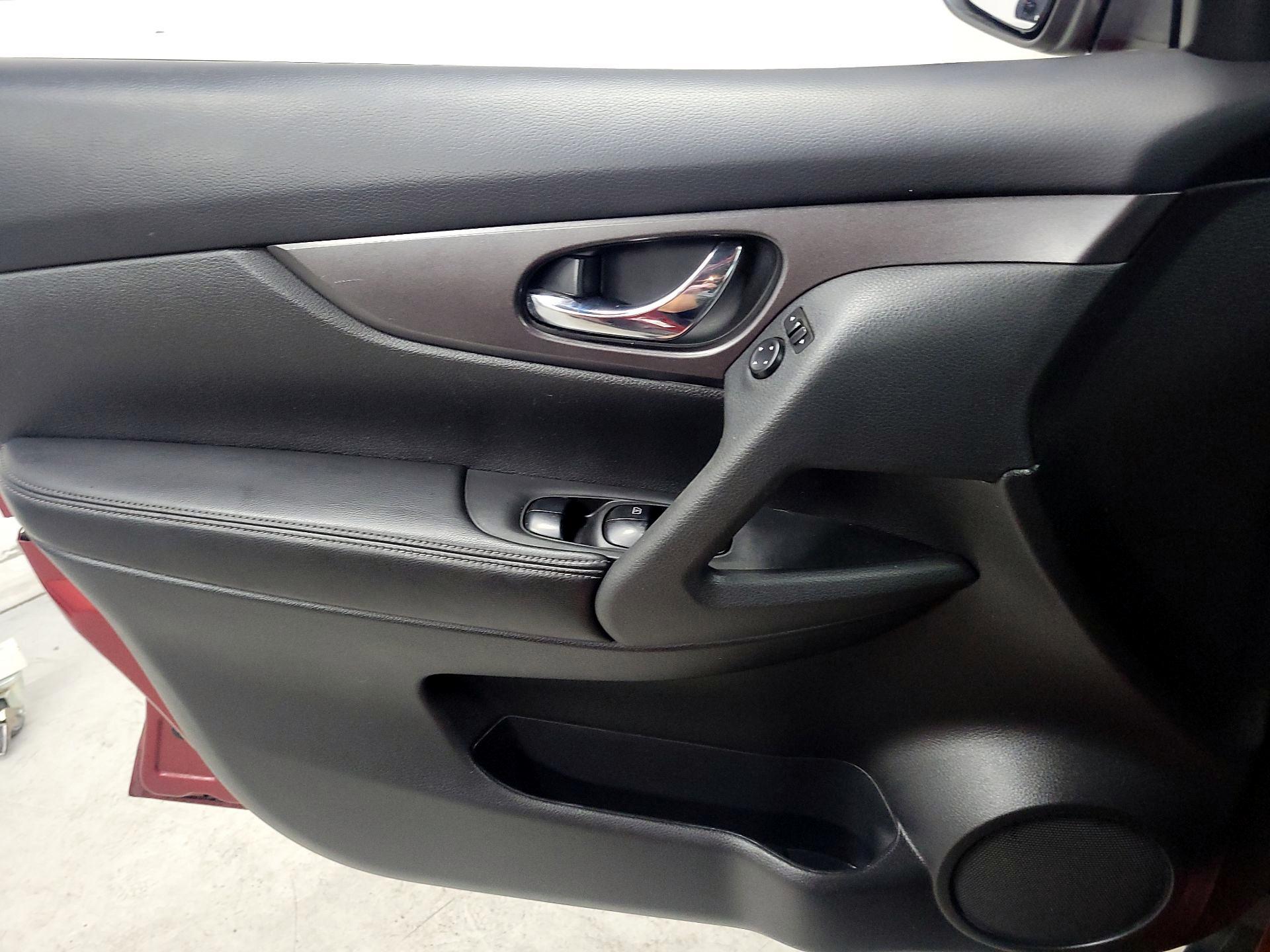 Thumbnail: 2016 Nissan Rogue - 12