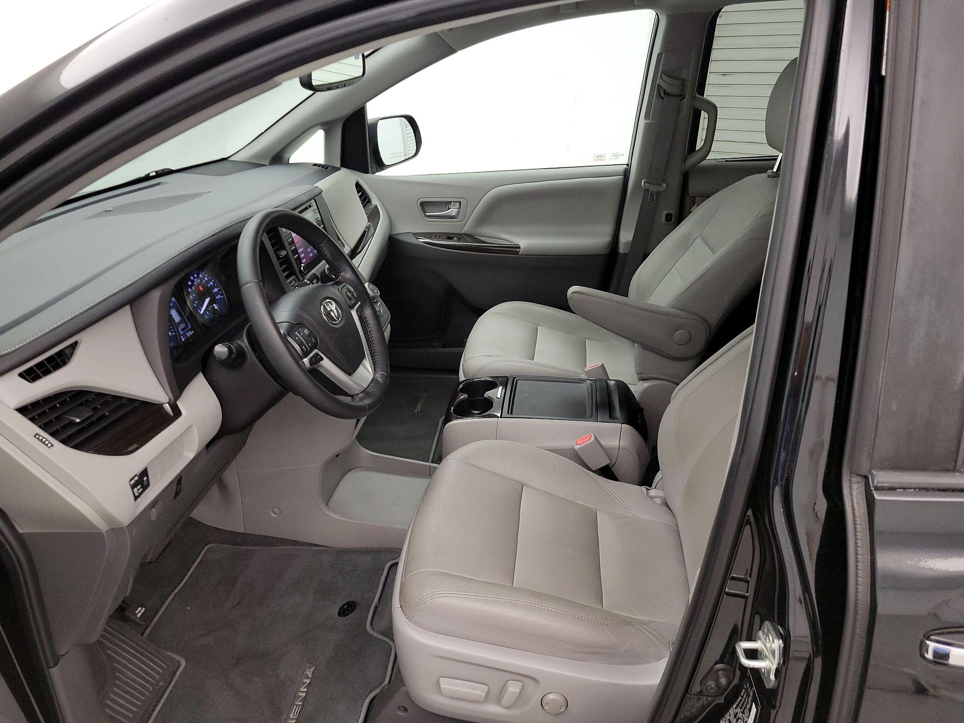 Thumbnail: 2020 Toyota Sienna - 11