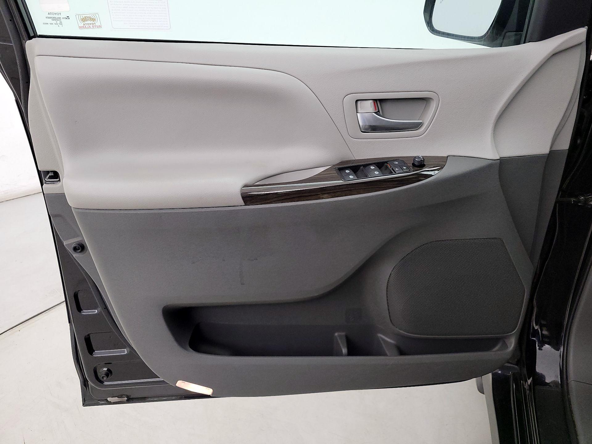 Thumbnail: 2020 Toyota Sienna - 12